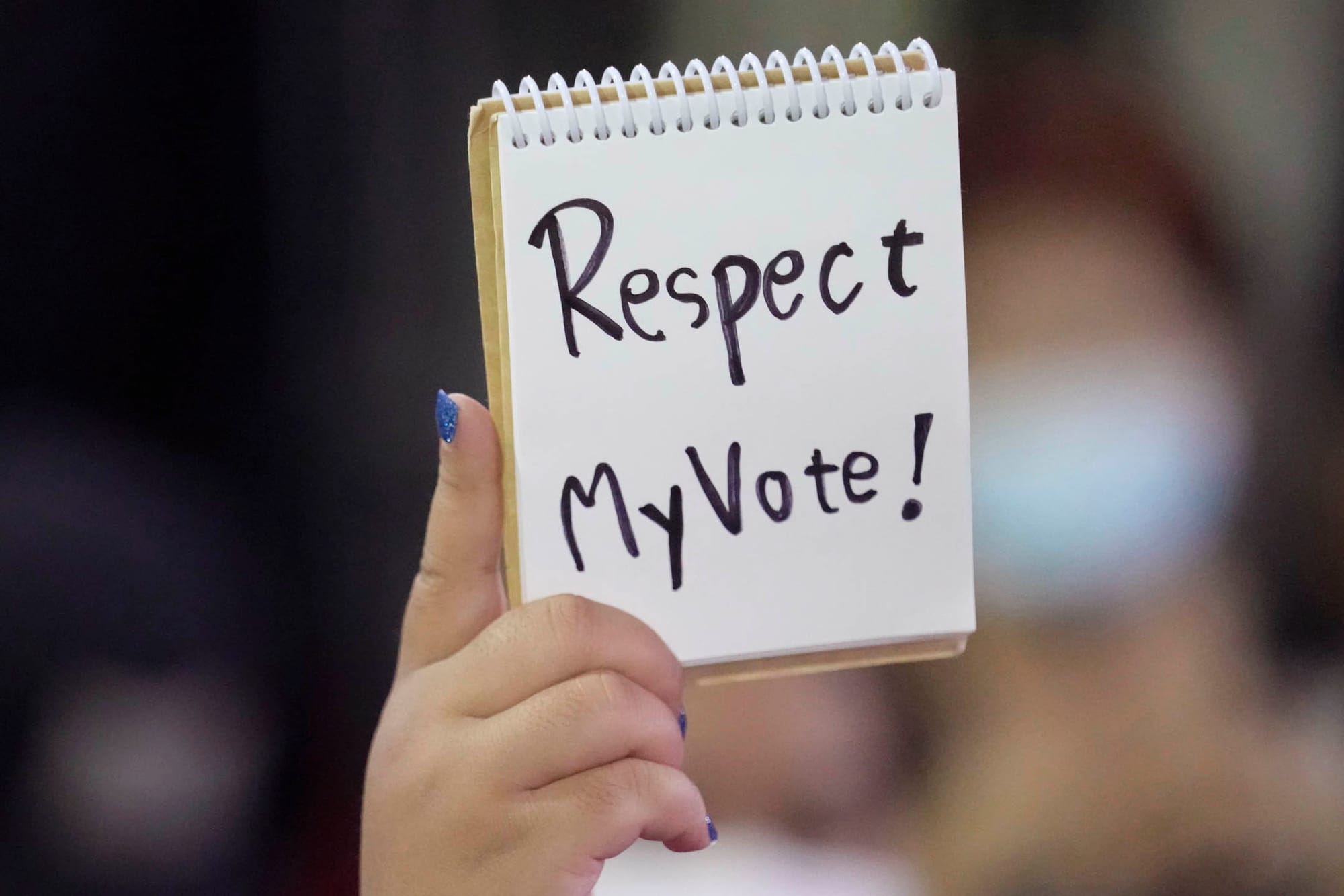2023年7月12日,前進黨的支持者在泰國曼谷舉行的抗議中舉著「尊重選票」的標語。攝:Sakchai Lalit/AP/達志影像