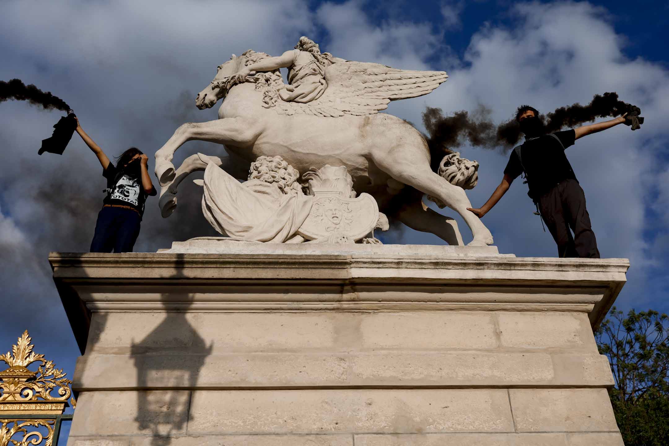 2023年6月30日,法国巴黎,一名17岁青少年被警察枪杀,引发全国骚乱并与警察发生冲突。摄:Ameer Alhalbi/Getty Images