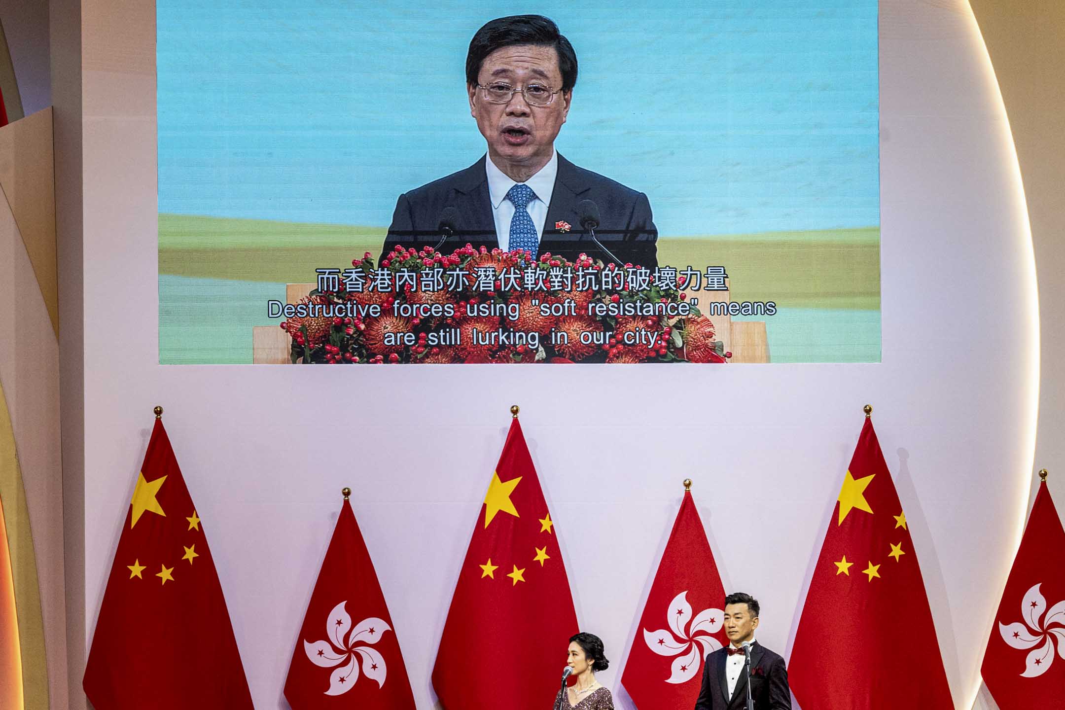 2023年7月1日,湾仔会展举办庆回归酒会,行政长官李家超在台上演讲。摄:Ryan Lai/端传媒