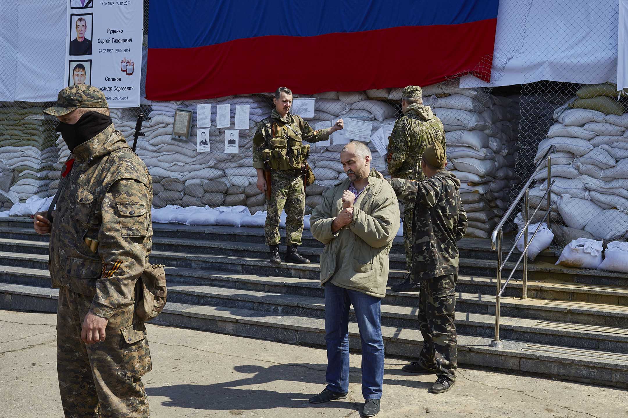 2014年5月3日,乌克兰斯洛维扬斯克,俄罗斯军队前指挥官伊戈尔·基尔金 (左二)下令释放一名人质。摄:Pierre Crom/Getty Images
