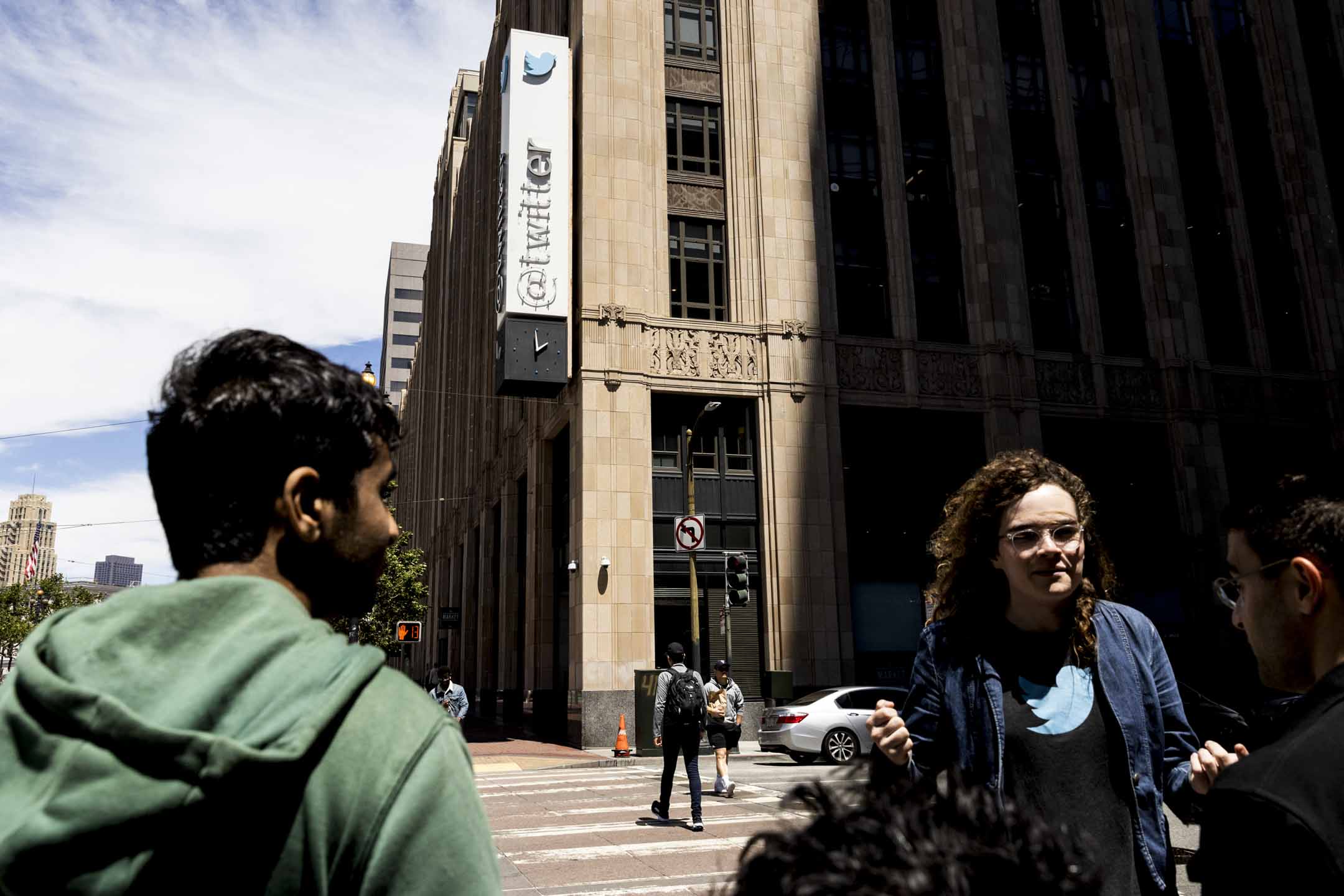 2023年7月24日,美國加州舊金山 Twitter 總部的部分商標被拆除。攝:Benjamin Fanjoy/Bloomberg via Getty Images
