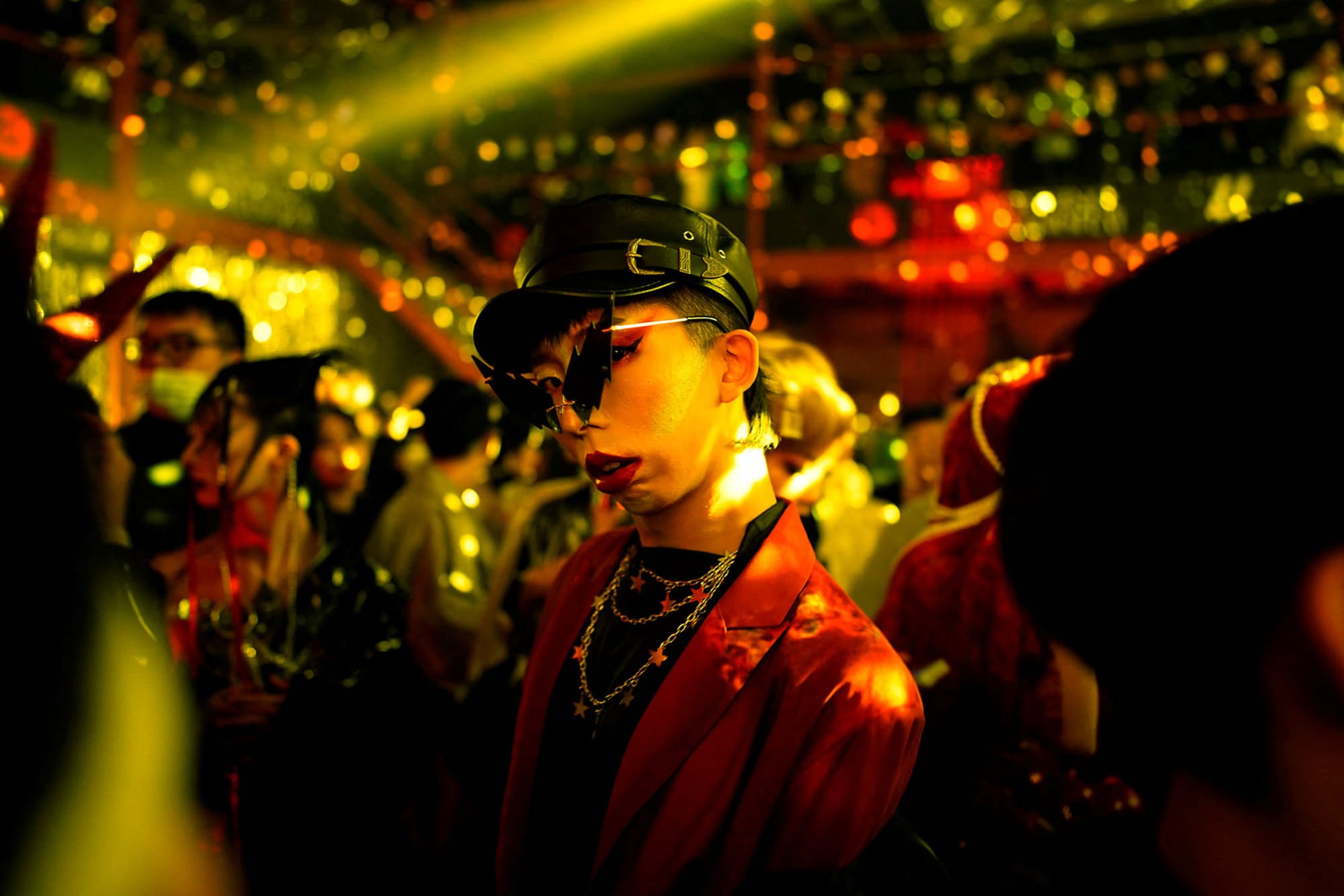 2020年12月5日,中国上海,一名舞者在“Vouging”舞会上摆姿势拍照。摄:Aly Song/Reuters/达志影像