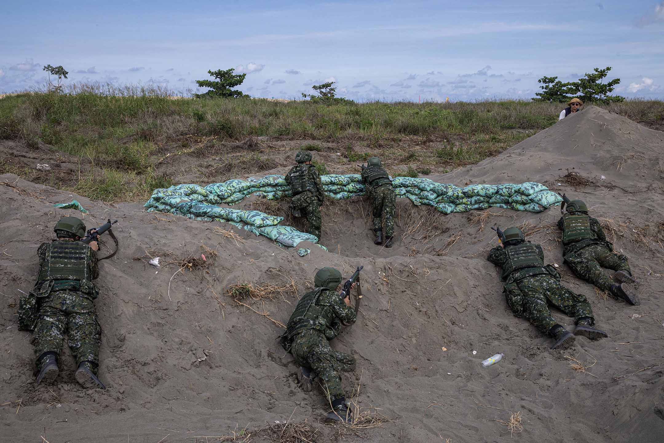 2023年7月25日，台南，汉光演习期习，士兵在沙汉操练。摄：陈焯𪸩/端传媒