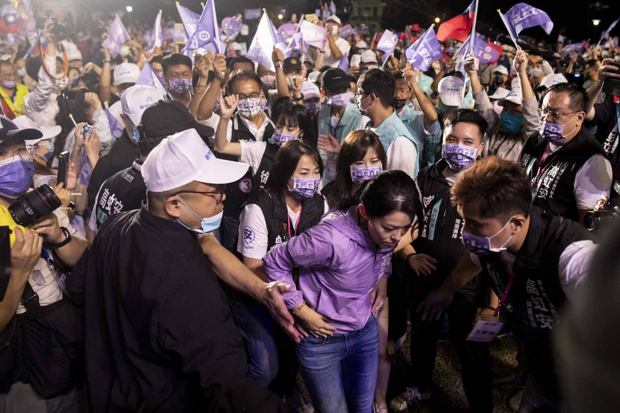 2022年11月19日,參選新竹市長選舉的民眾黨高虹安於晚間舉行造勢晚會。攝:林振東/端傳媒