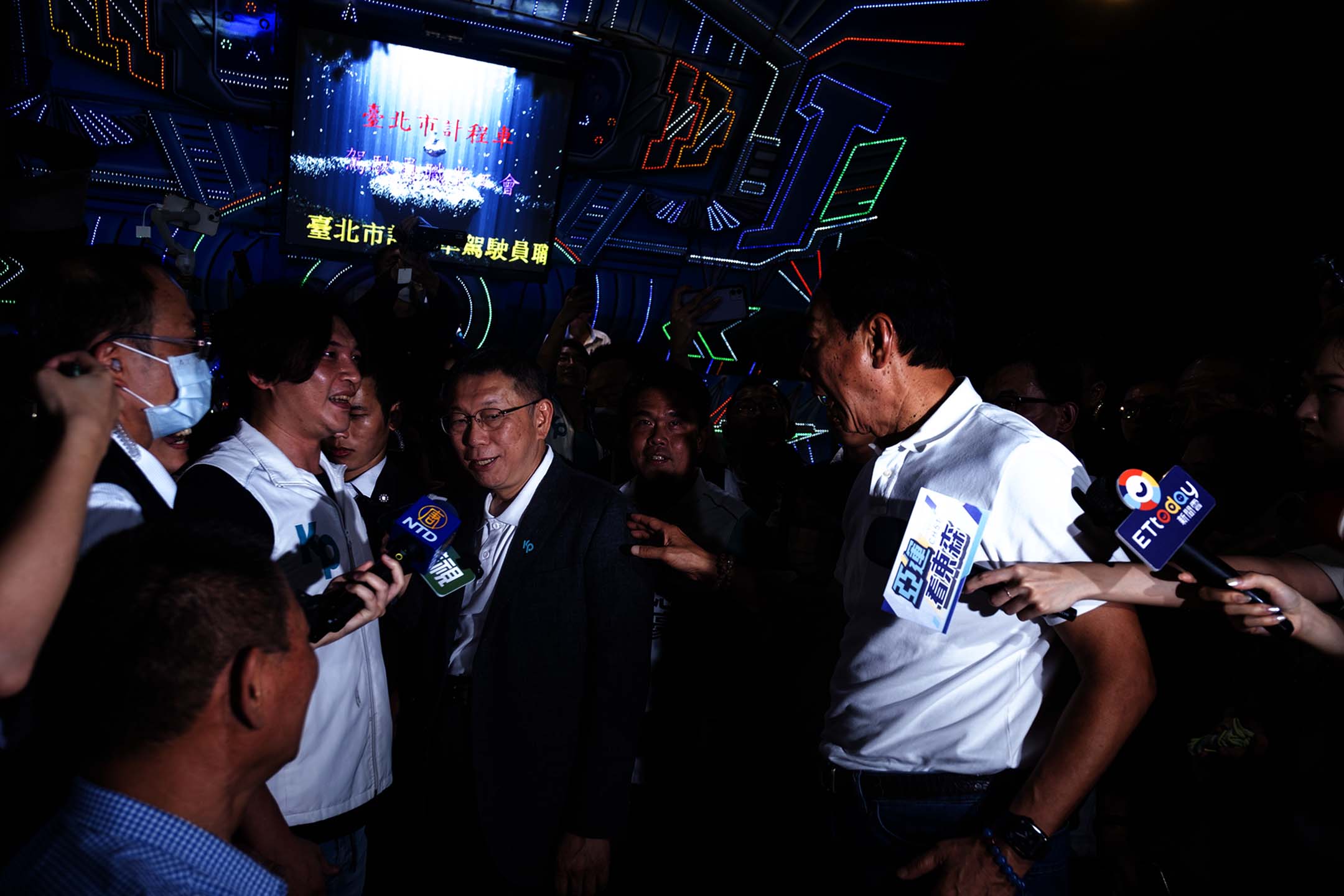 2023年8月29日，台北，柯文哲與郭台銘同場參加台北市計程車工會普渡餐會。攝：陳焯煇/端傳媒