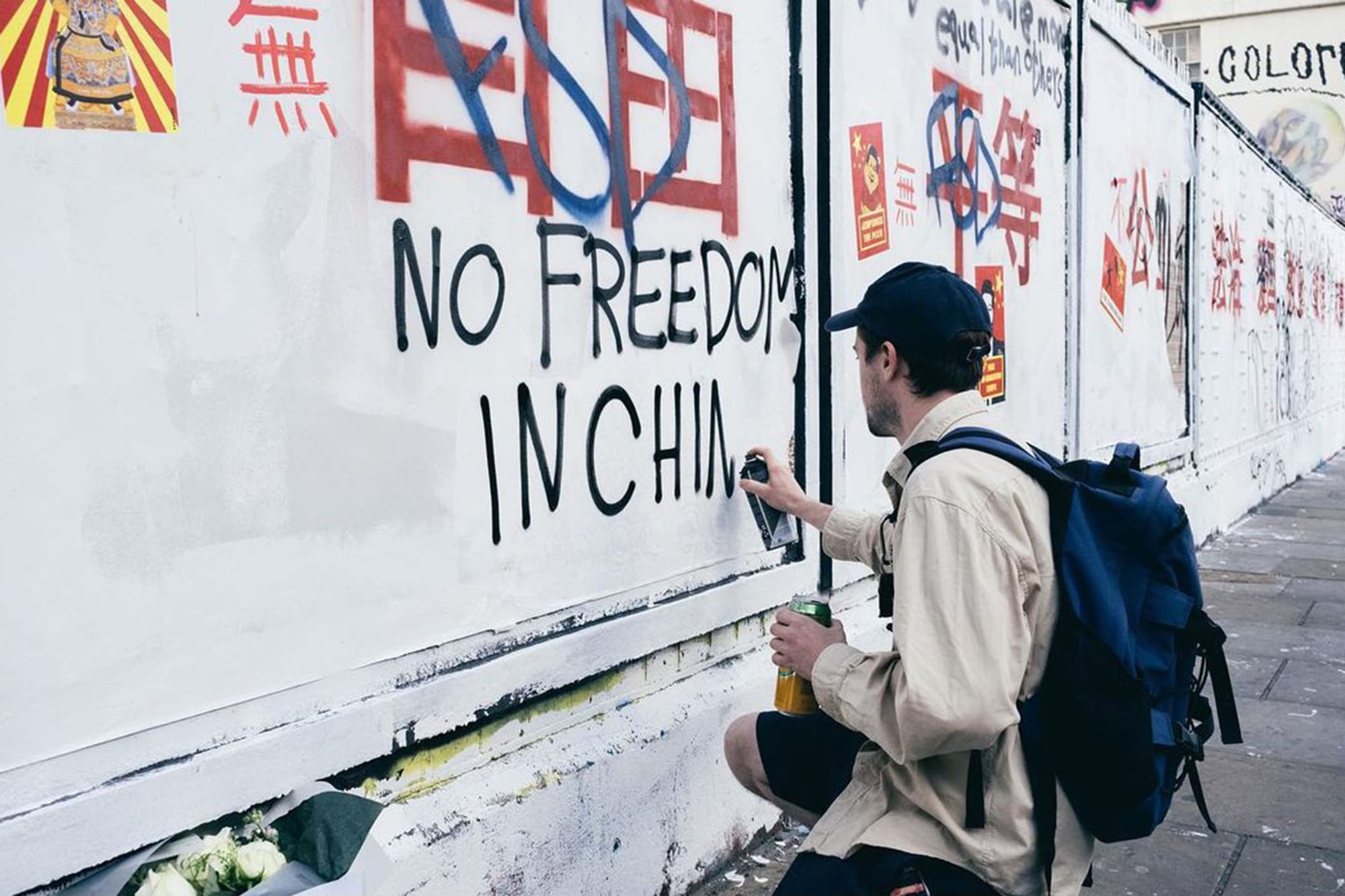 2023年8月6日,英國倫敦,一名男子正在牆壁噴上字句。攝:instagram@lei_uk