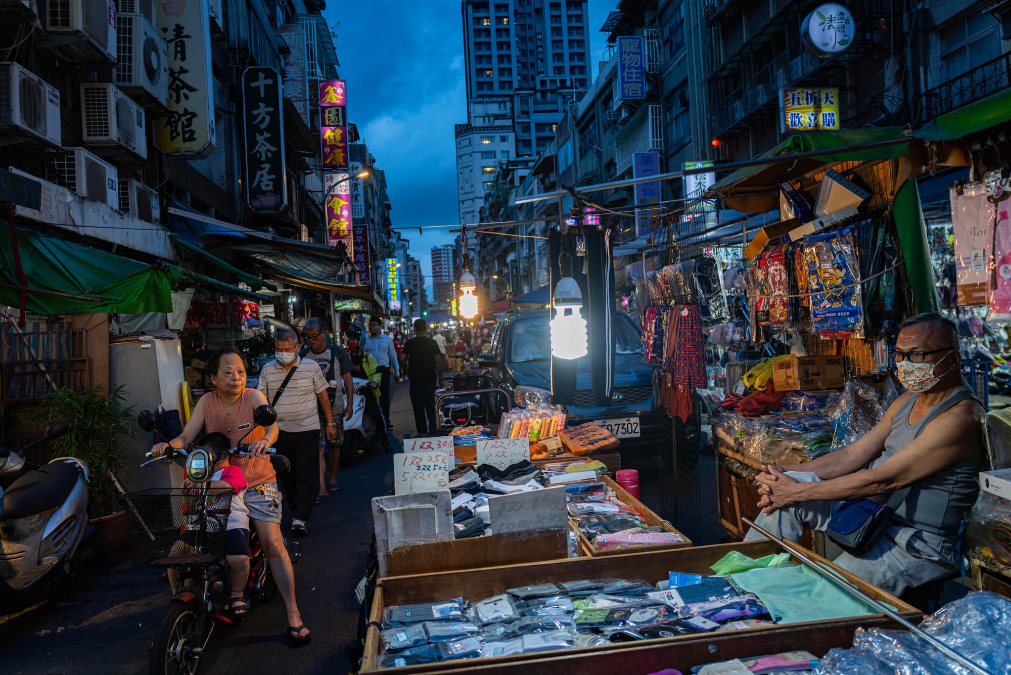 2023年6月10日，台北的夜市。摄：陈焯𪸩/端传媒