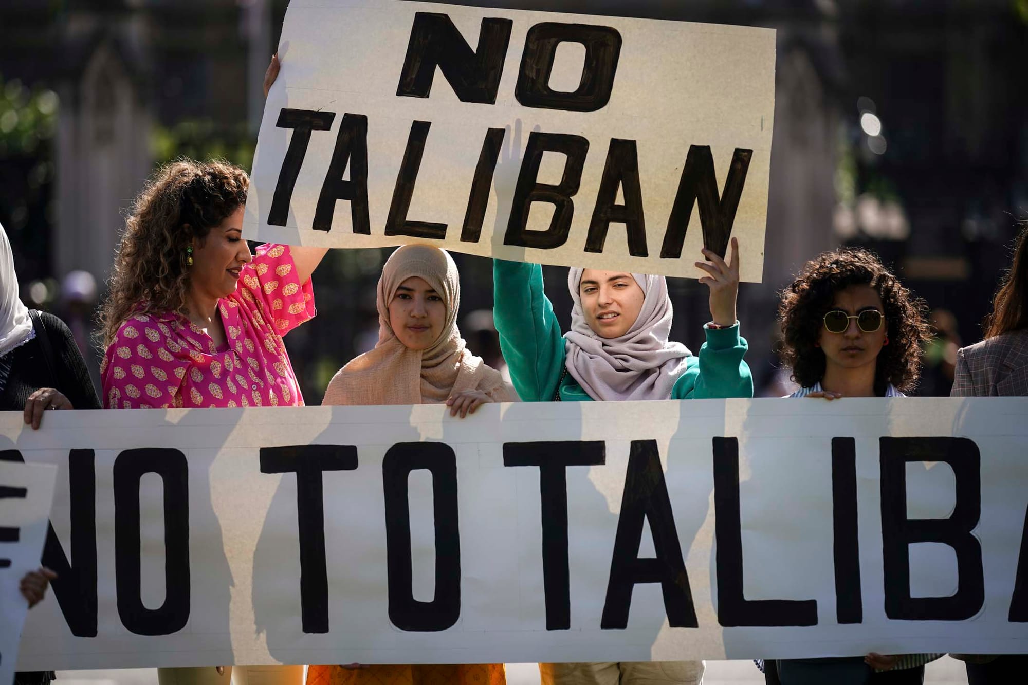 2023年8月15日,塔利班接管阿富汗兩週年,人們在倫敦議會廣場抗議。攝:Yui Mok/PA Images via Getty Images