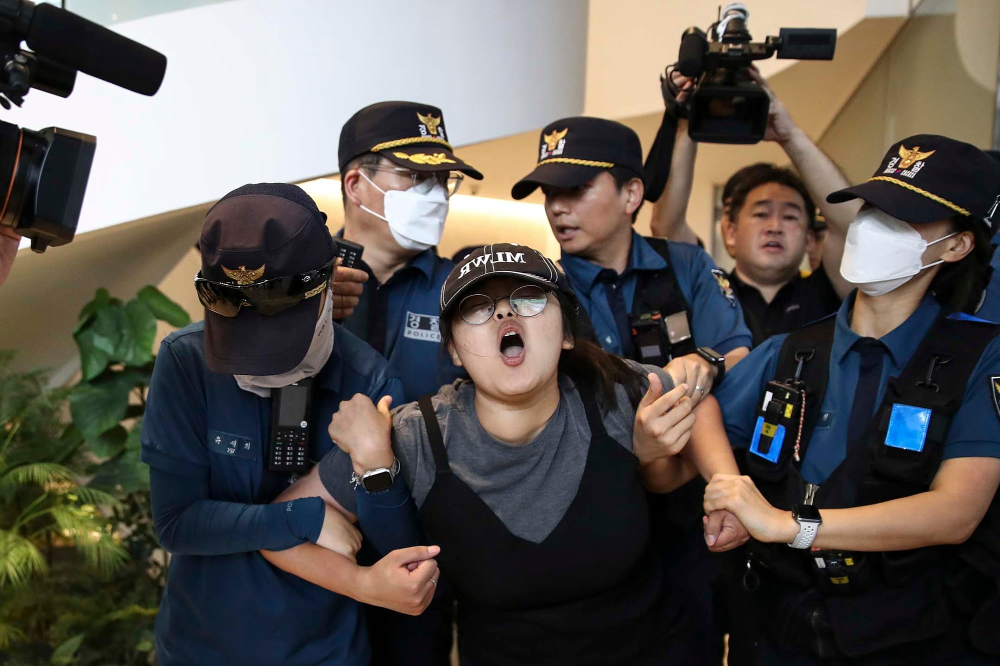 2023年8月24日，南韓首爾，一名試圖闖入日本大使館示威的大學生被警察拘捕。攝：Chung Sung-Jun/Getty Images