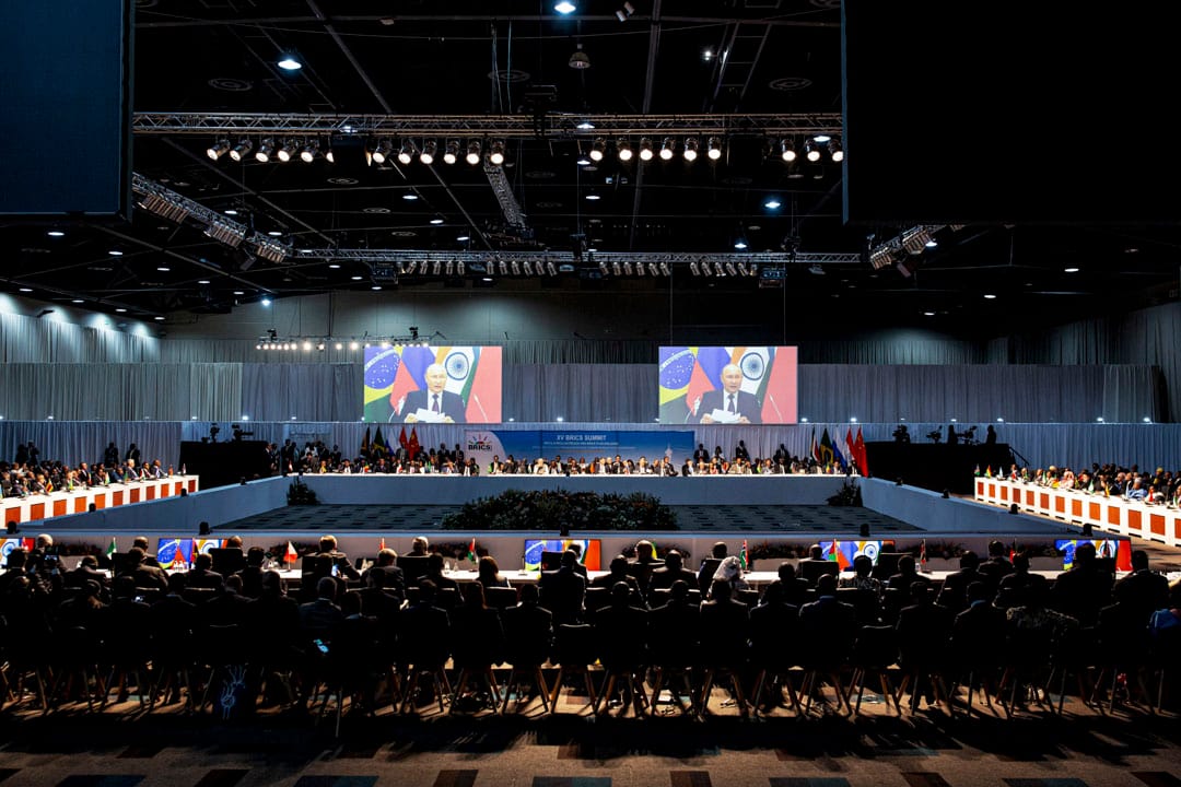 2023年8月24日,南非桑顿会议中心举行 2023 年金砖国家峰会,代表们观看俄罗斯总统普京在会议上发表讲话。摄:Per-Anders Pettersson/Getty Images