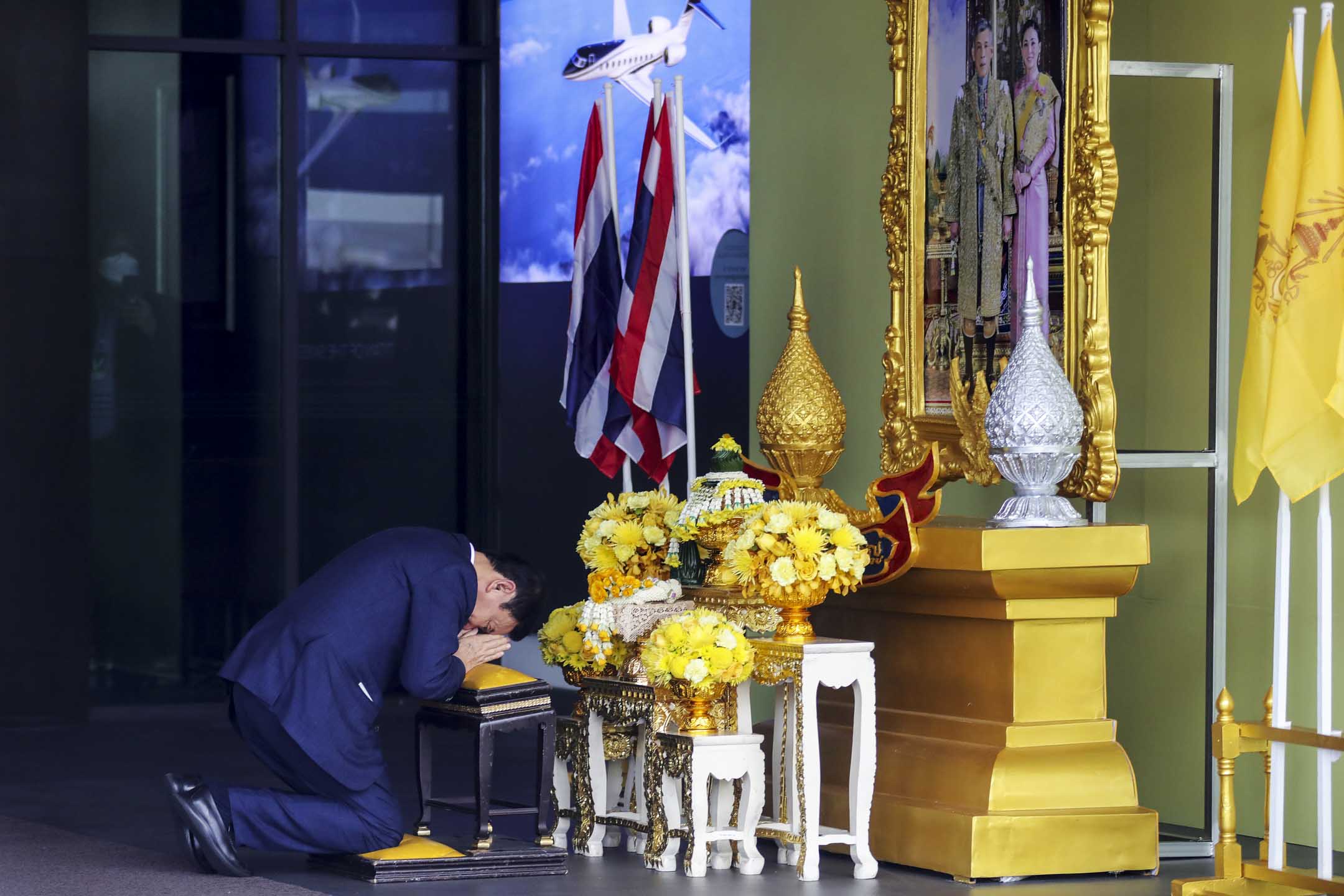 2023年8月22日，泰國前總理他信抵達泰國曼谷廊曼國際機場，向泰國國王與王后的肖像鞠躬。攝：Lauren DeCicca/Getty Images