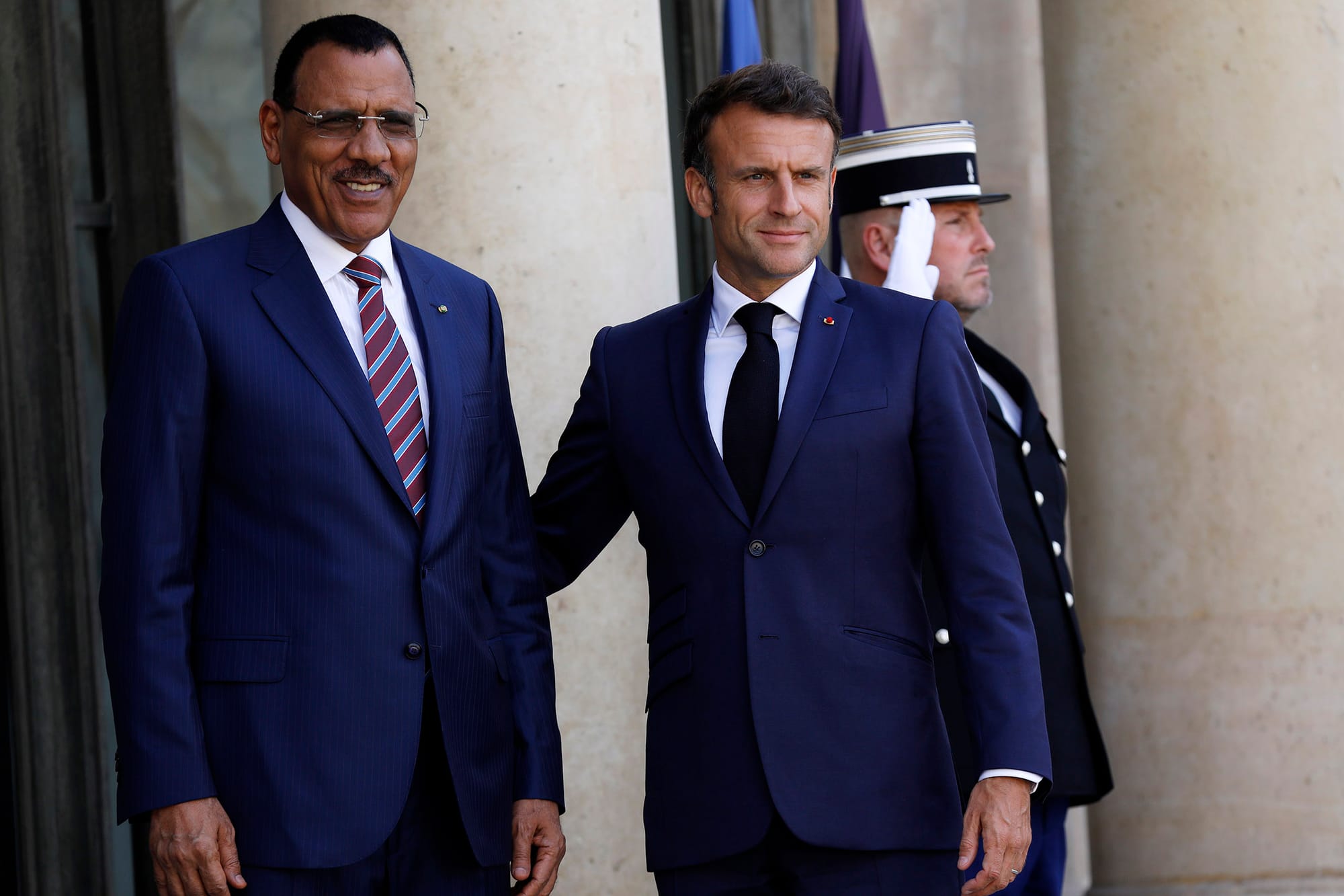 2023年6月23日，巴黎，法国总统马克龙（右）于新全球金融协定峰会期间参加会议时，向尼日尔总统穆罕默德·巴祖姆致意。摄：Antoine Gyori/Corbis via Getty Images
