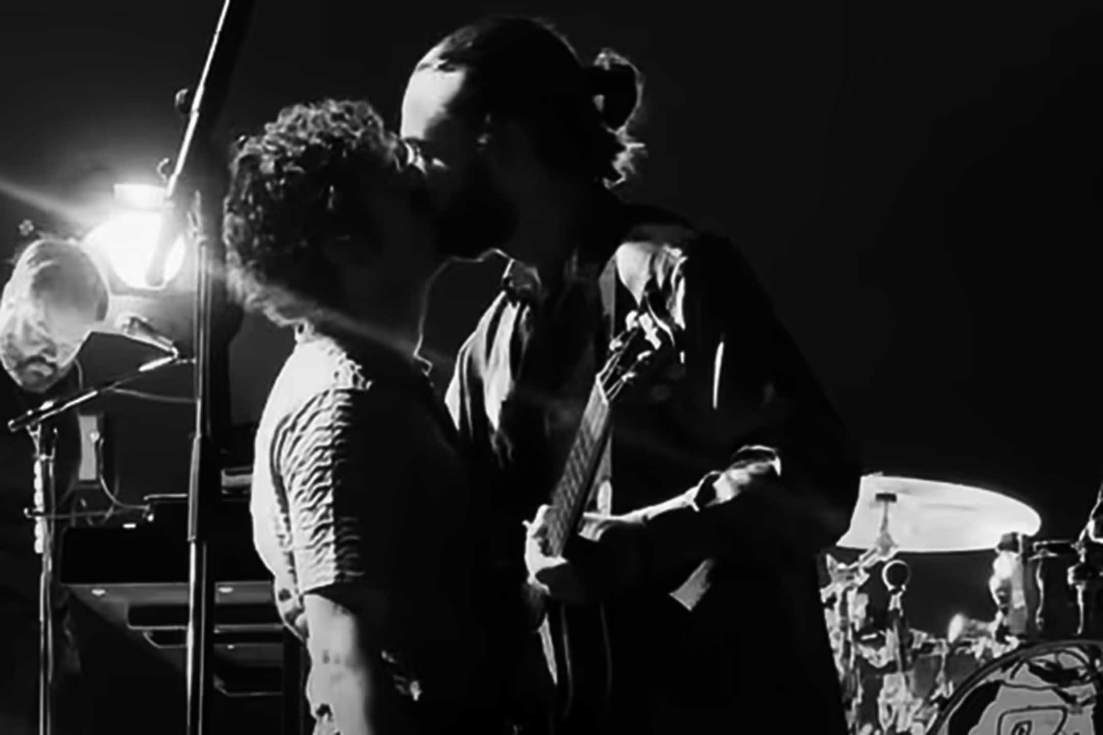 英国得奖乐团The 1975主唱马修希利(Matty Healy)在马来西亚Good Vibes Festival(GVF)演出空档时拿着酒瓶在台上大飙脏话抗议政府对当地LGBTQ+社群的打压,随后更是与贝斯手在台上上演了20秒的“男男拥吻”。