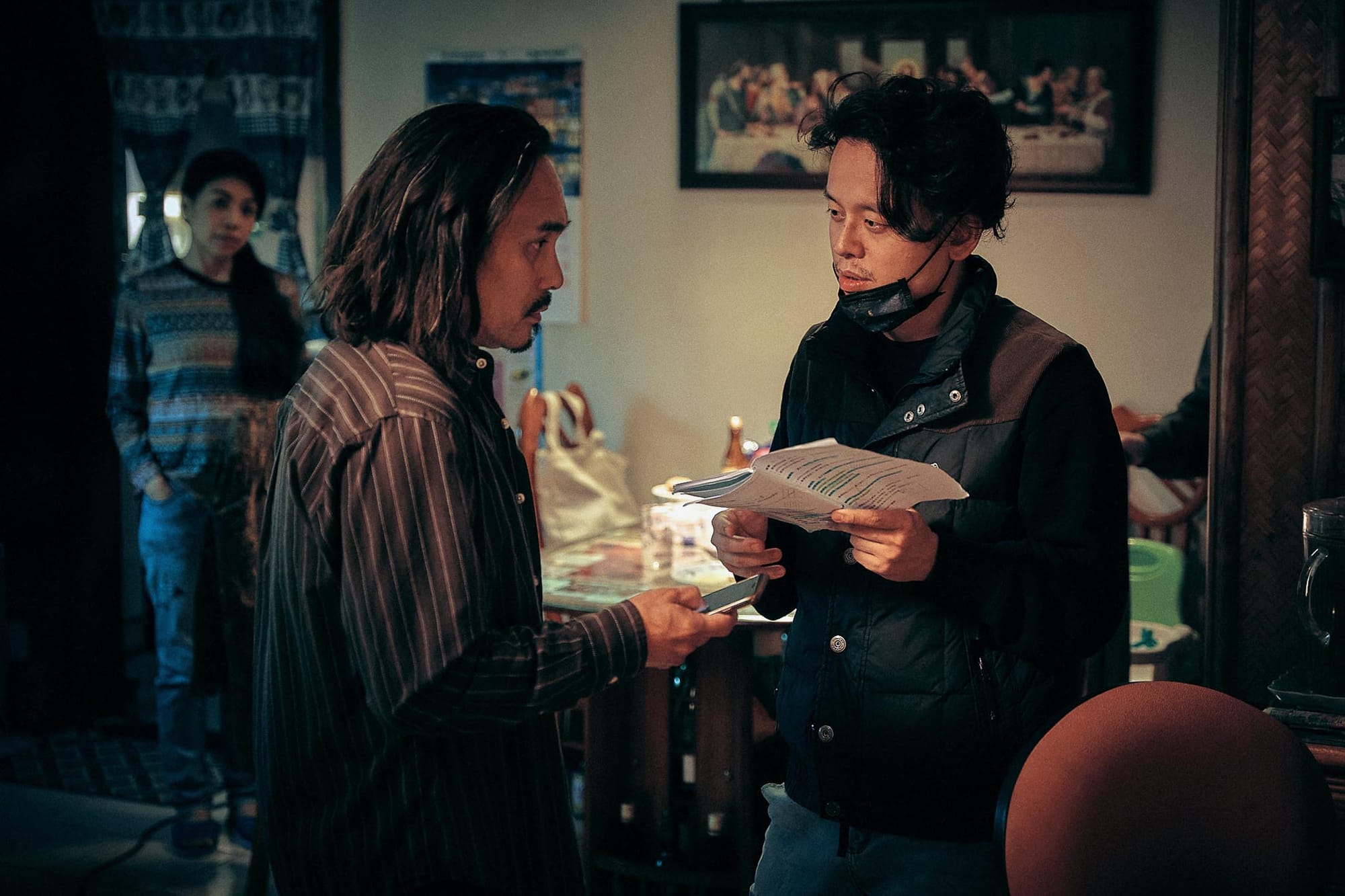 《八尺门的辩护人》剧组重返八尺门原址海滨国宅精心布置剧中角色的家,左为饰演被害船长的拉卡巫茂,右为导演唐福睿。图:镜文学提供