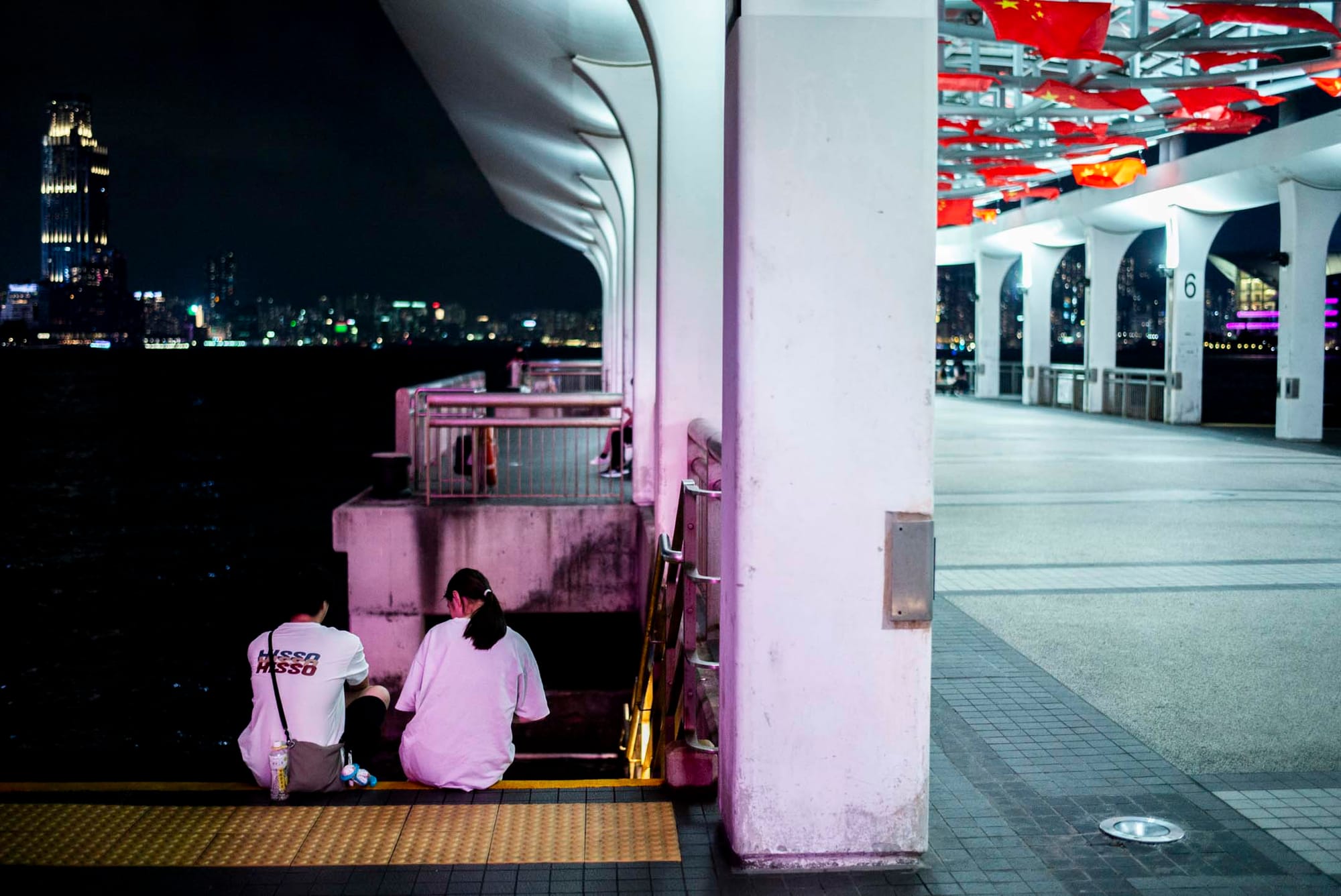 中环码头﹐年轻人坐在楼梯上倾谈。摄:林振东/端传媒