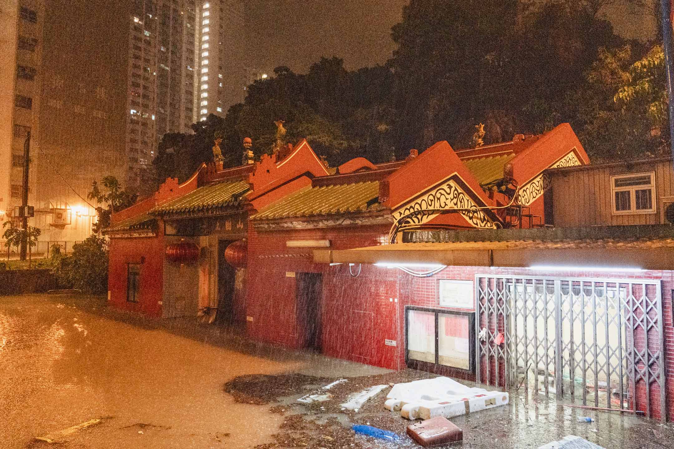 2023年9月8日,自有纪录以来最大暴雨,彩虹一座寺庙被水淹至一半。摄:Ryan Lai/端传媒