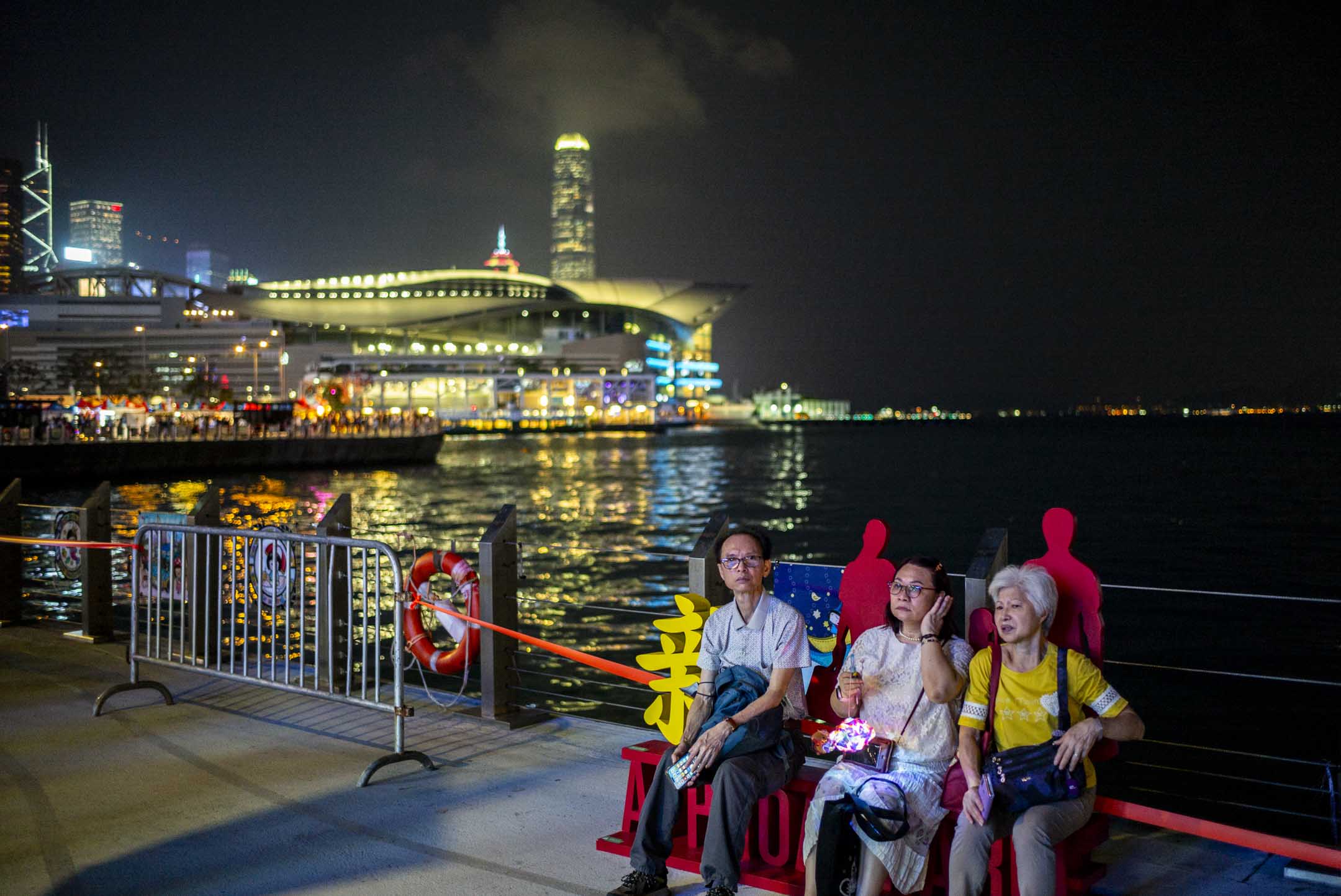 湾仔海滨夜市,市民正在欣赏表演。摄:林振东/端传媒