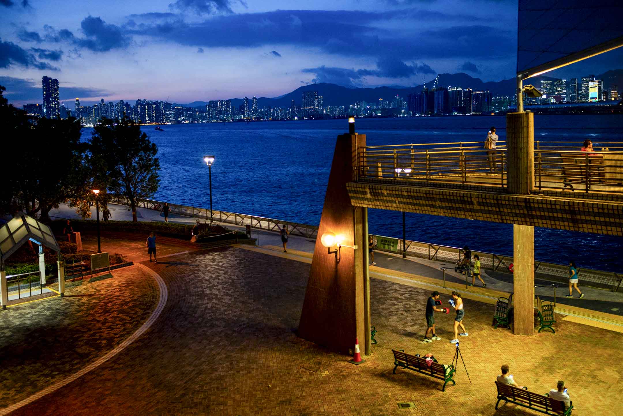 鲗鱼涌海滨长廊,一双男女在练习拳击。摄:林振东/端传媒