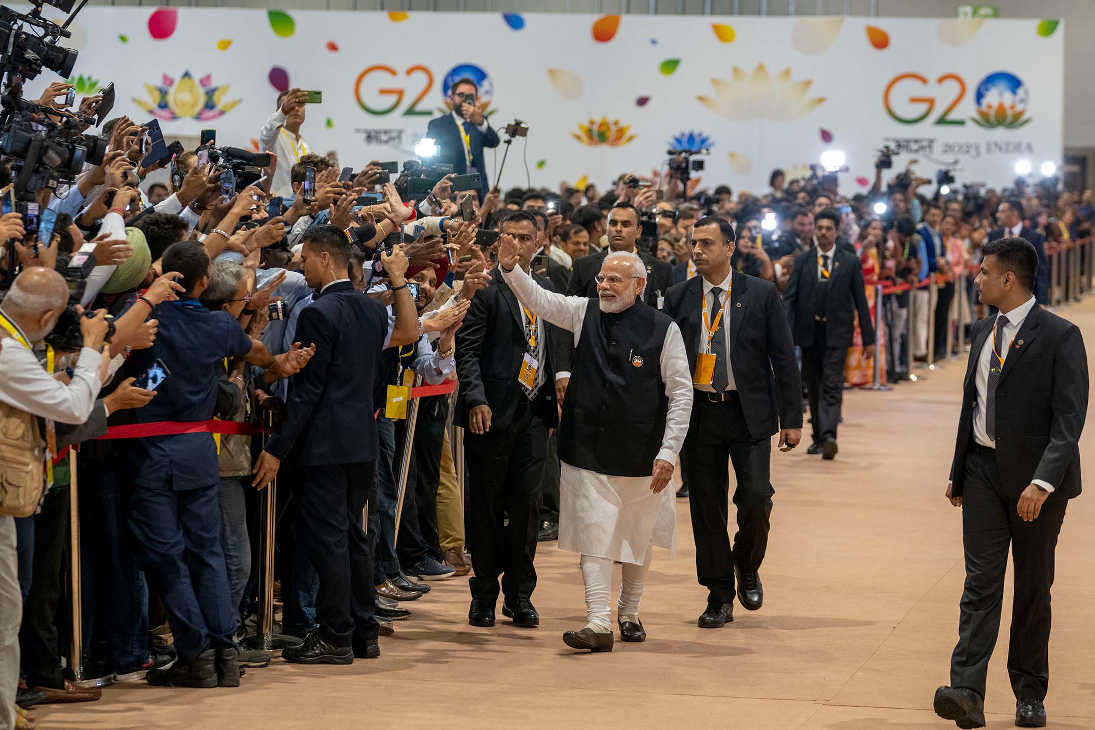 2023年9月10日,印度,印度總理莫迪向現場傳媒揮手。攝:Dar Yasin/AP/達志影像