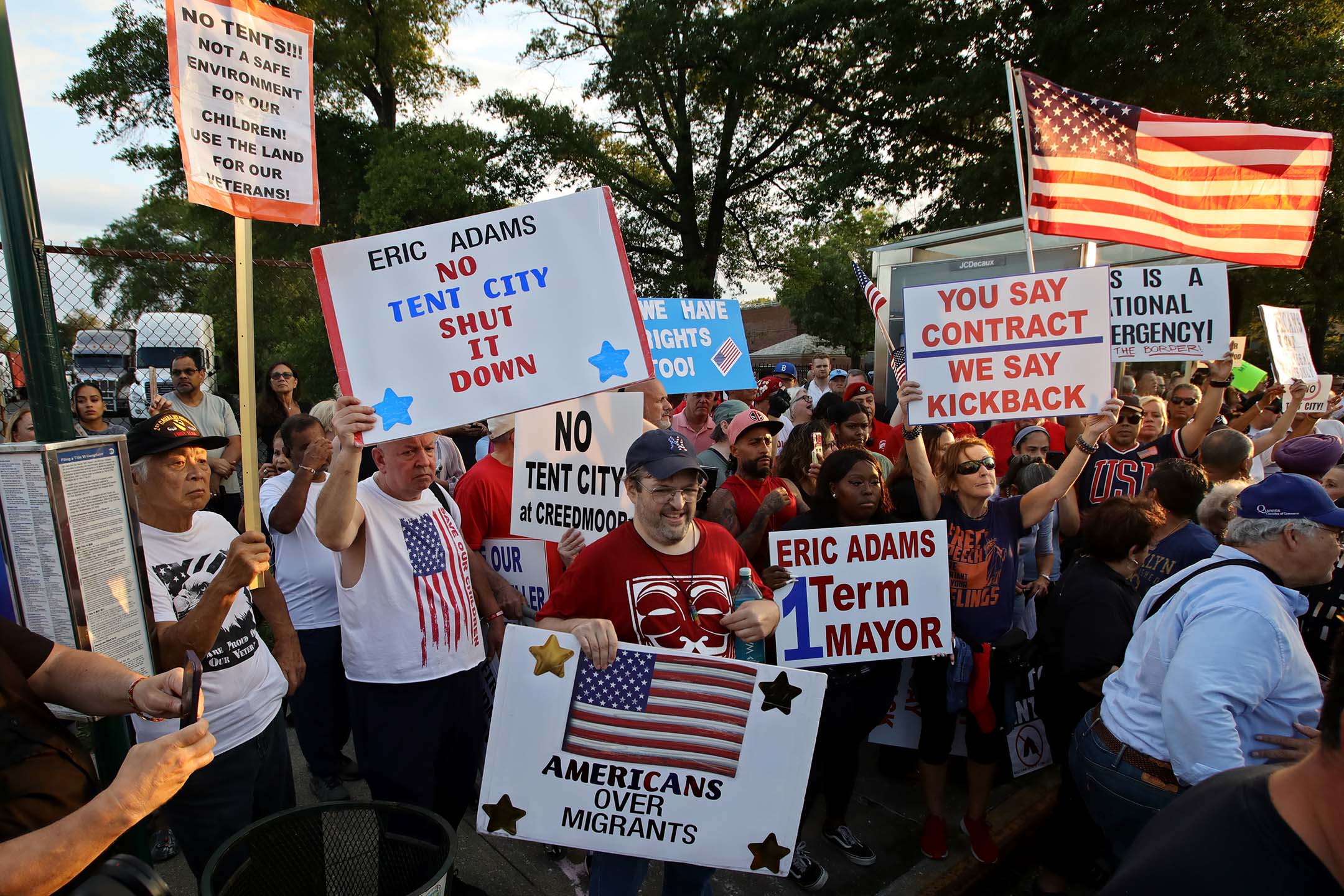 2023年8月16日,纽约,示威者高举标语,抗议难民在城市中露宿。摄:Leonardo Munoz/VIEW press via Getty Images