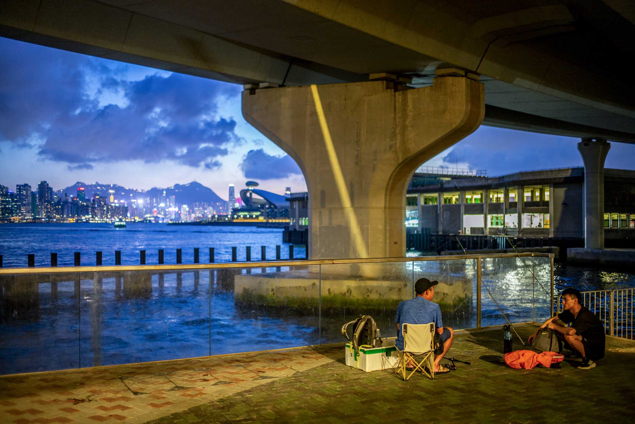 观塘高架天桥下的钓鱼人士。摄:林振东/端传媒