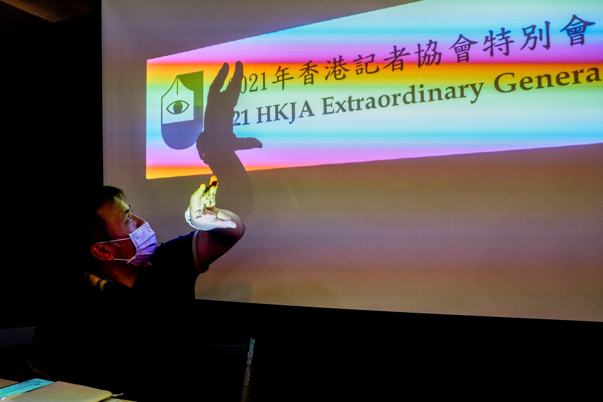 2021年11月27日，记者协会主席陈朗升主持年度大会。摄：林振东/端传媒 