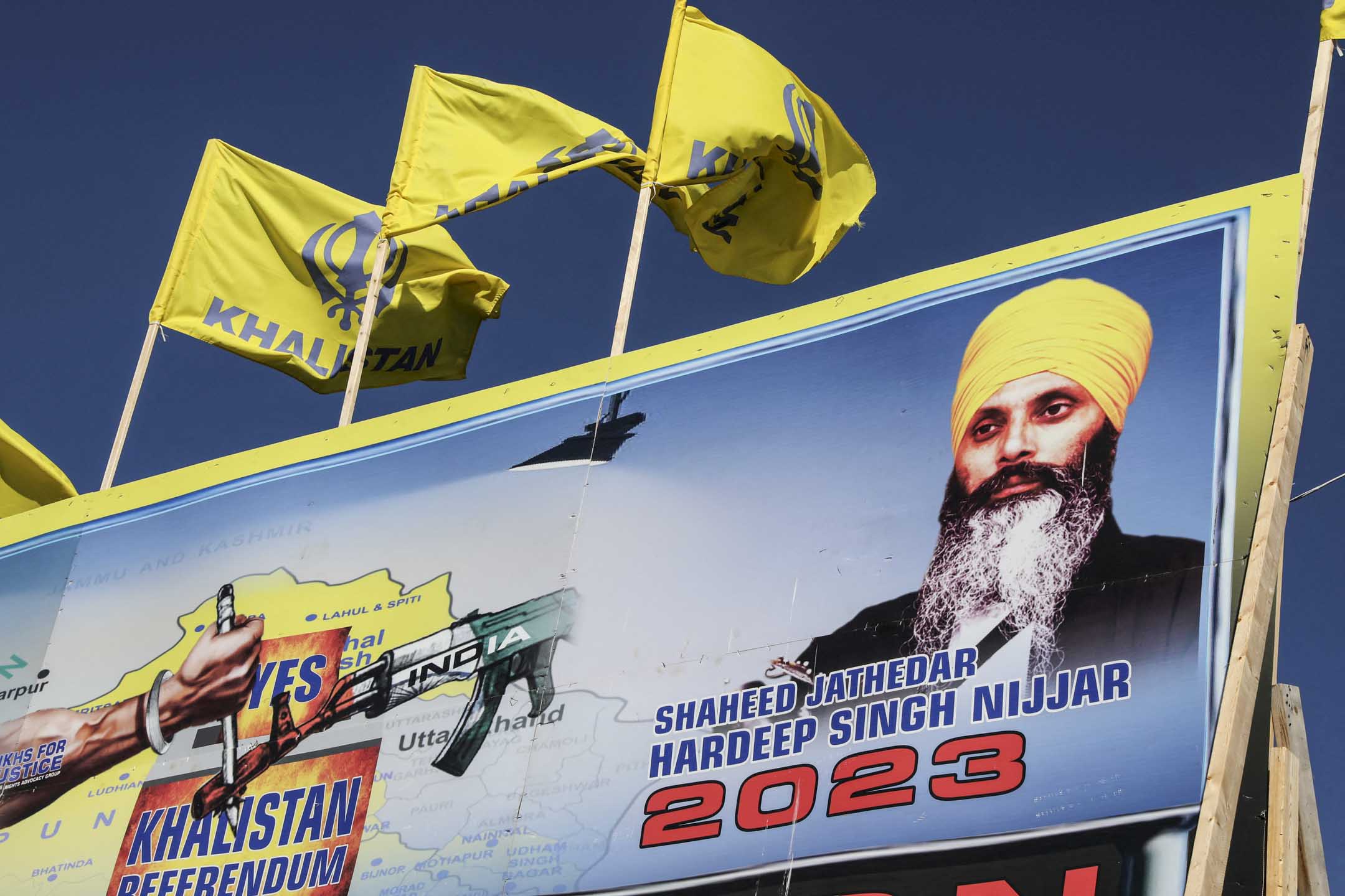 2023年9月18日，加拿大不列顛哥倫比亞省的古魯納納克錫克教寺外，掛上了一幅壁畫已故錫克教領袖哈迪普·辛格·尼賈爾(Hardeep Singh Nijjar) 的肖象。攝：Chris Helgren/Reuters/達志影像