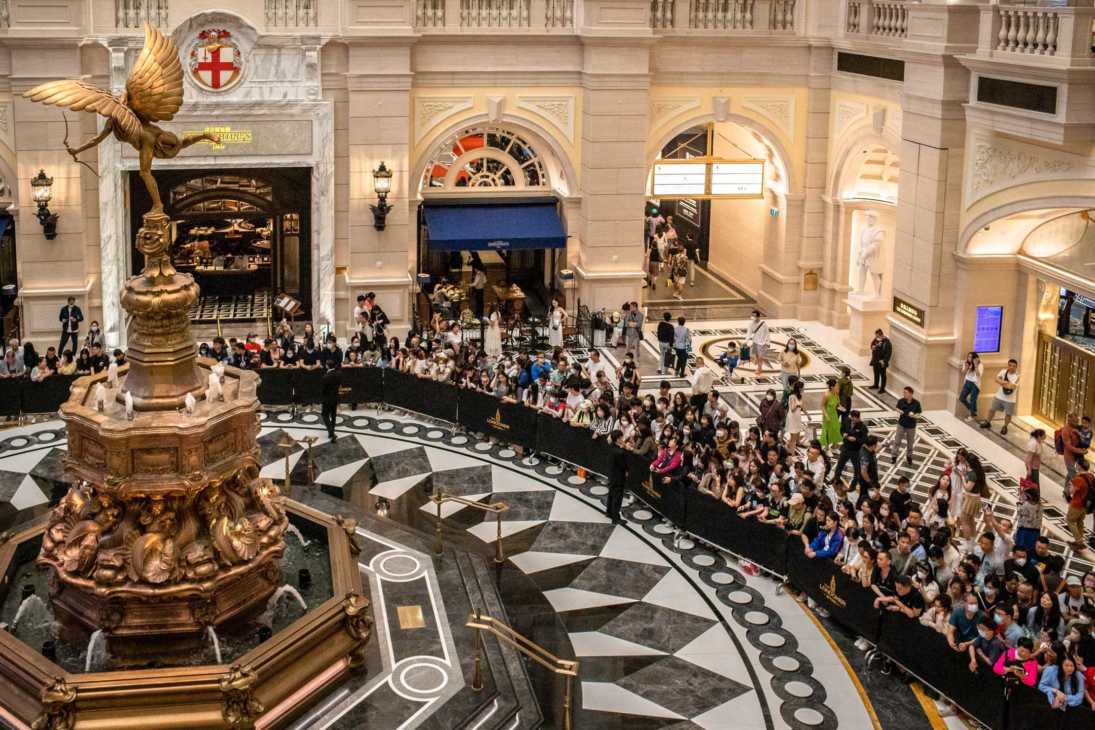 2023年5月23日,澳門,「澳門倫敦人」開幕,大批遊客等待開幕儀式。攝:Eduardo Leal/Bloomberg via Getty Images