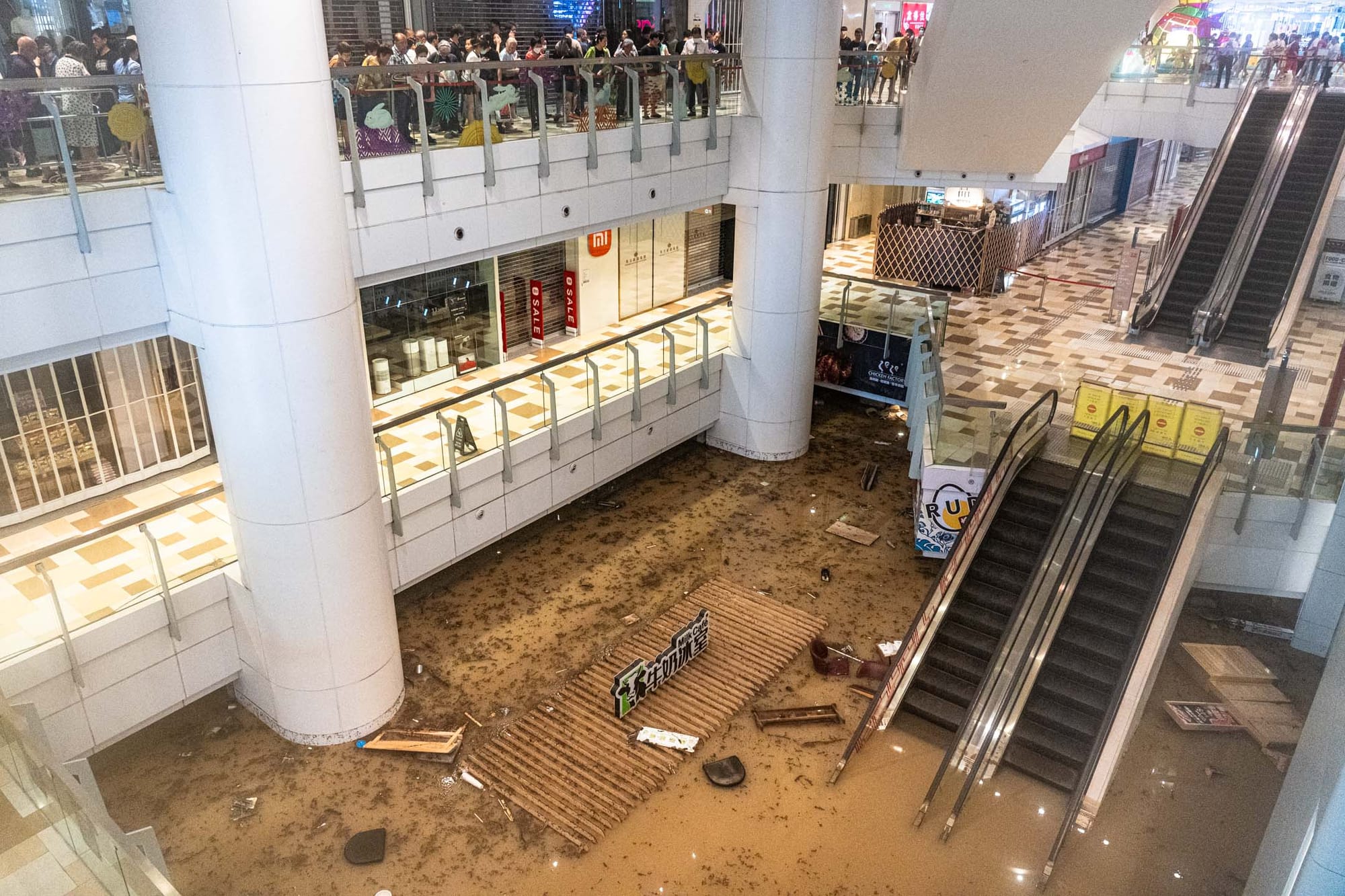 2023年9月8日,黃泥水湧入黃大仙中心,淹沒了商場地下整層。攝:Ryan Lai/端傳媒
