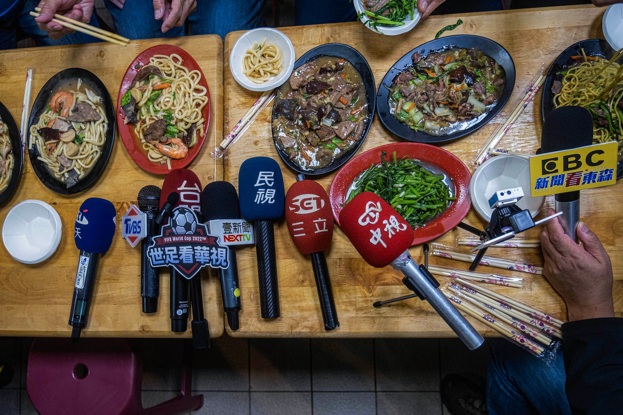 2022年11月24日，基隆，媒体在采访基隆市长候选人谢国梁扫街拜票。摄：陈焯煇/端传媒