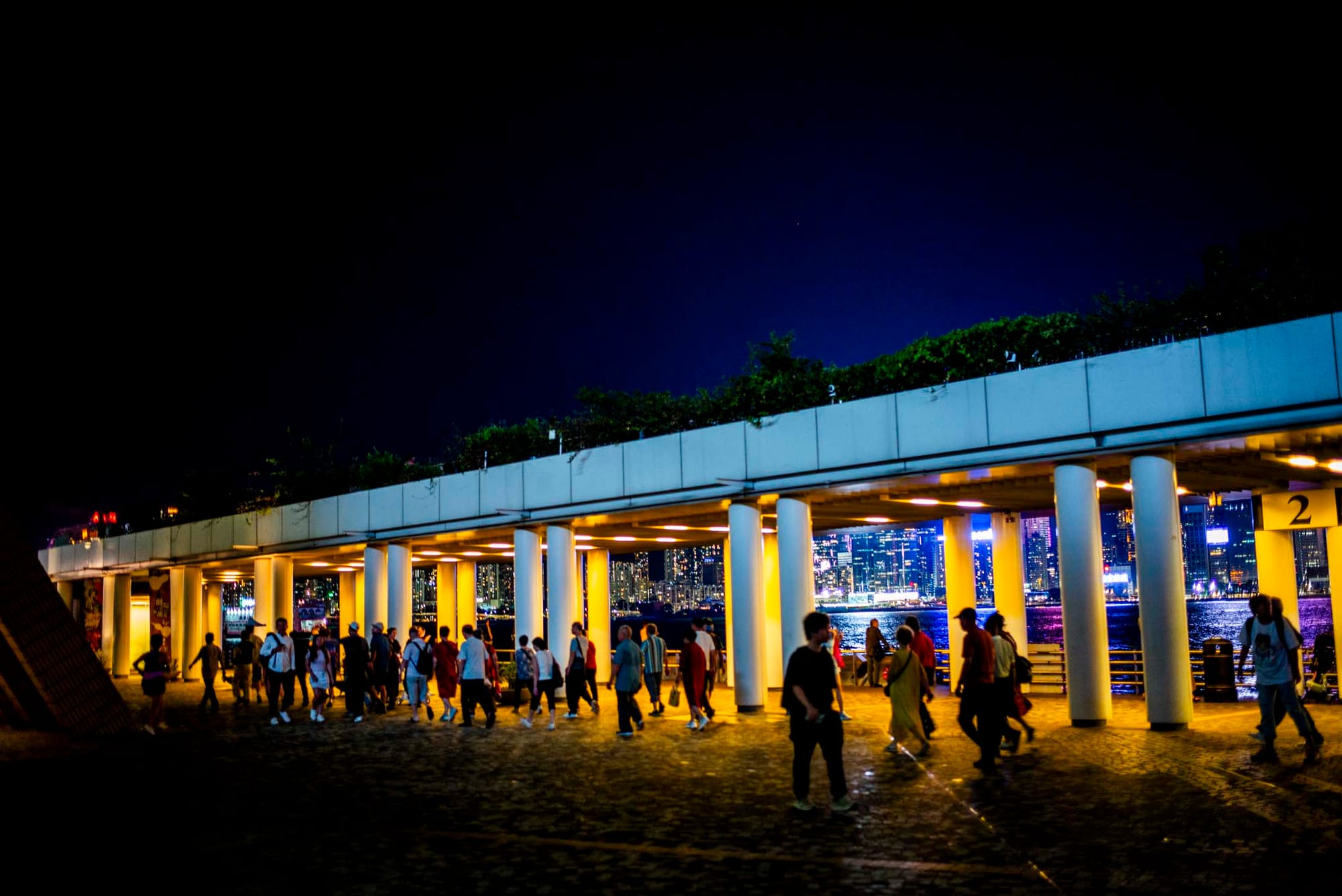 尖沙咀文化中心外的内地旅客团。摄:林振东/端传媒