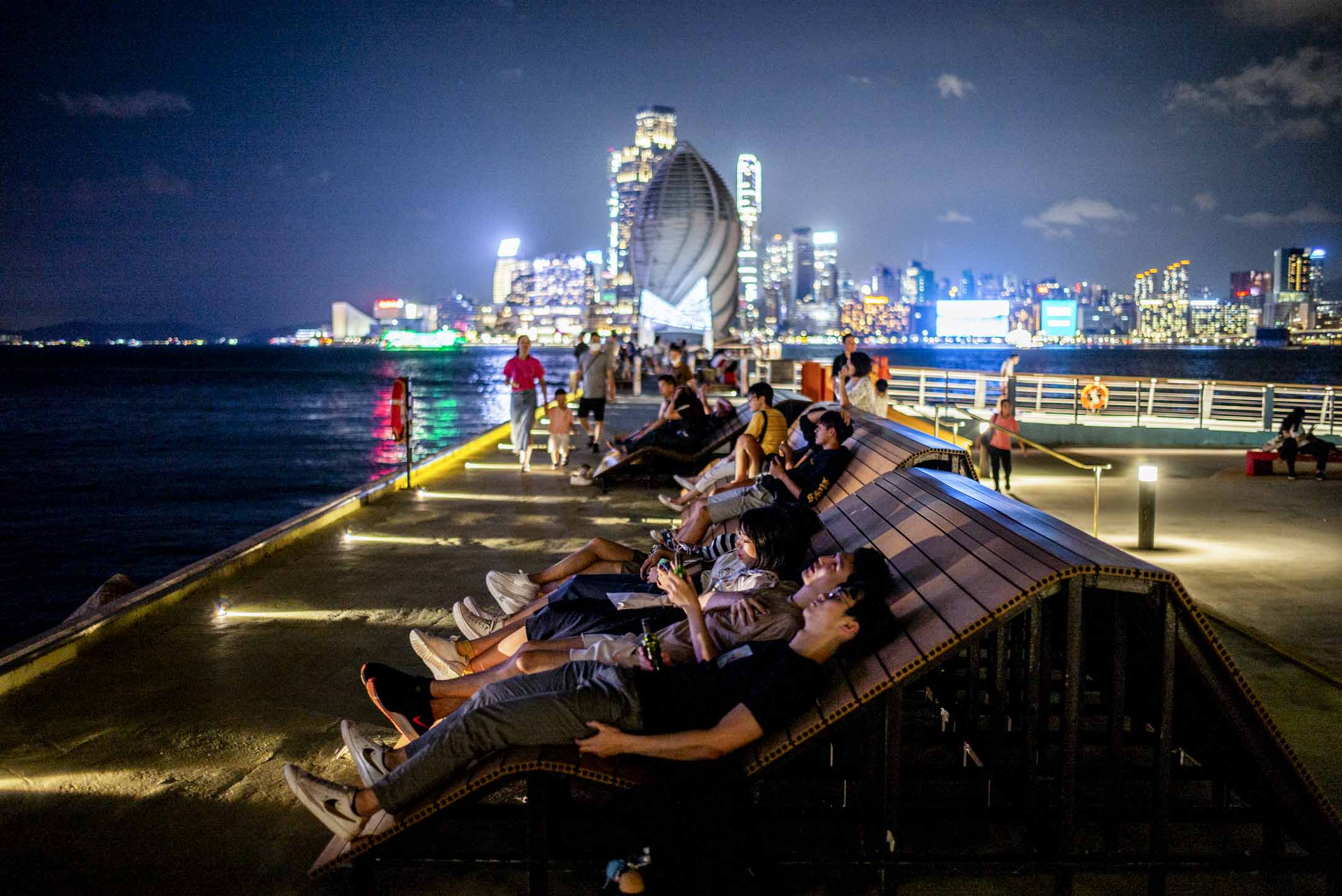 北角海滨的东岸公园,市民躺在椅上。摄:林振东/端传媒