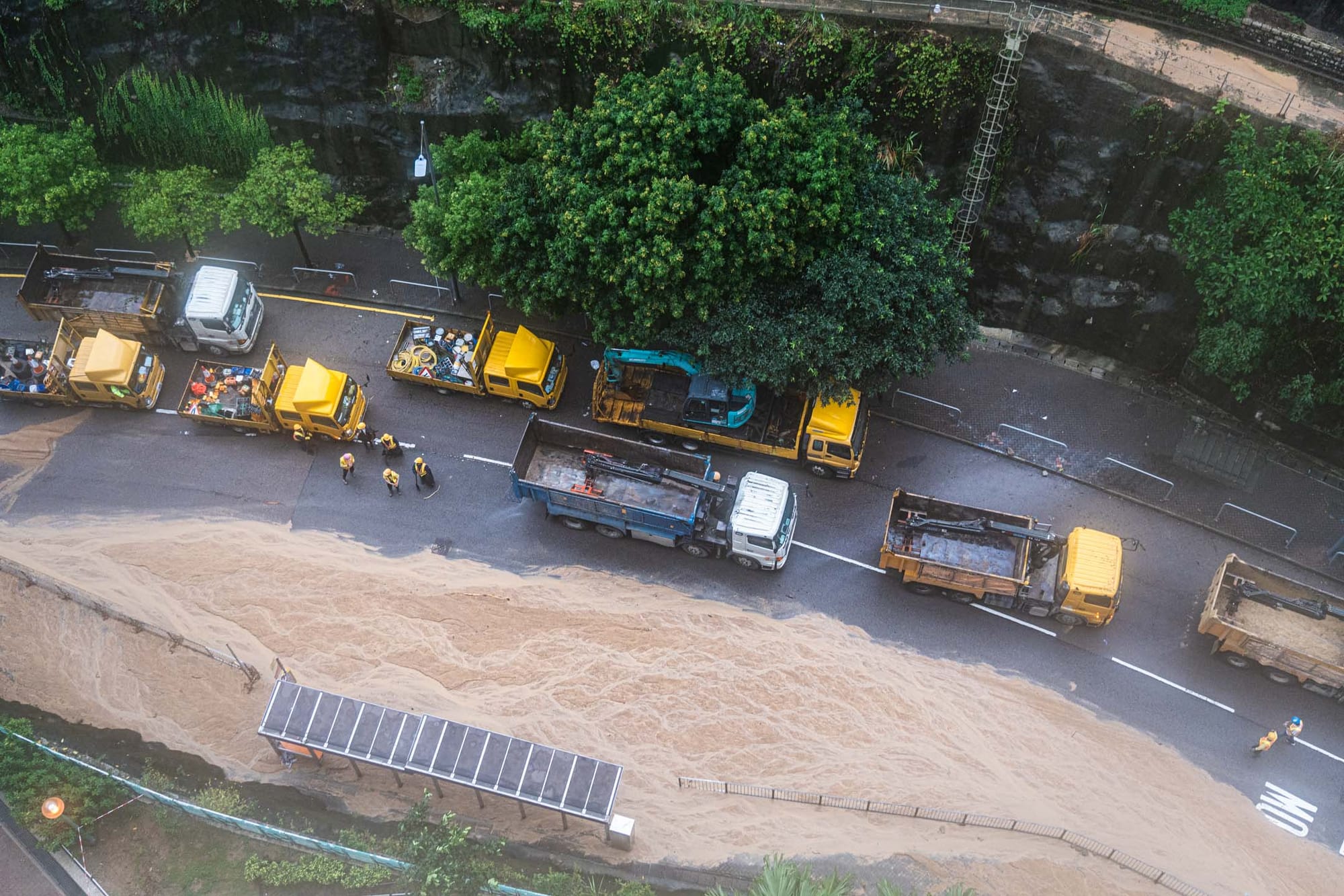 2023年9月8日,筲箕湾耀东邨发生山泥倾泻,大量山泥、石头倾泻淹没巴士站,工人正在清理现场。摄:Ryan Lai/端传媒