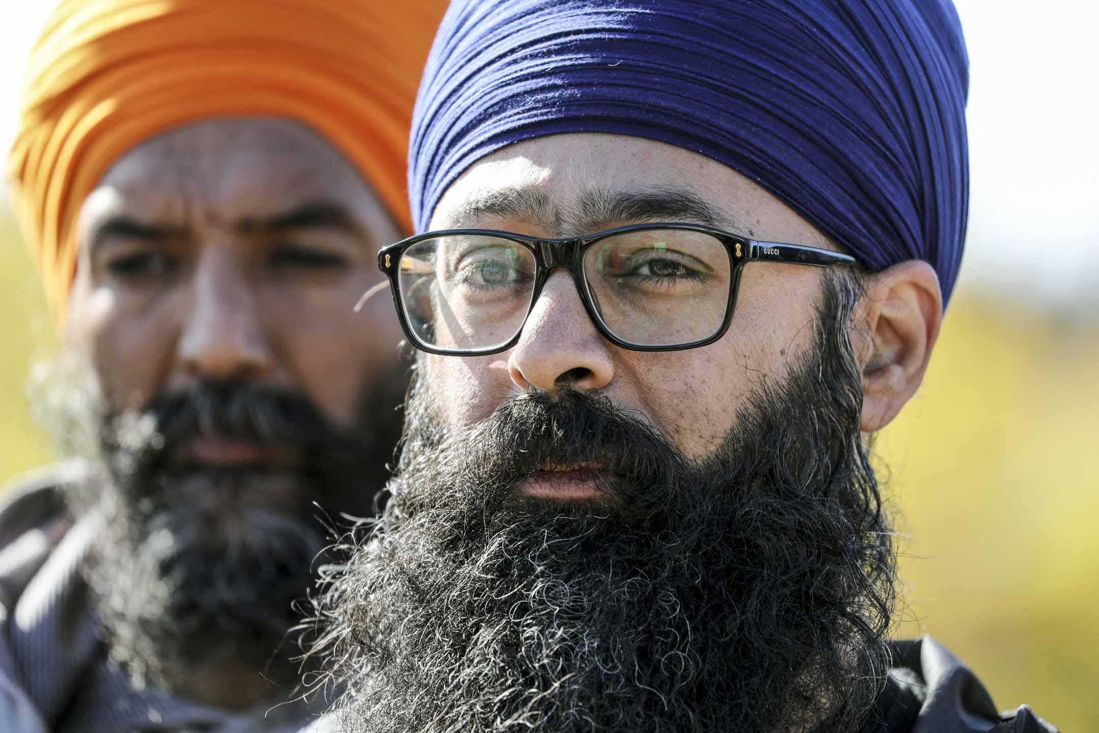 2023年9月18日，加拿大不列顛哥倫比亞省古德瓦寺委員會發言人莫寧德-辛格（Moninder Singh) 在錫克教古德瓦寺外對記者發表談話。攝：Chris Helgren/Reuters/達志影像