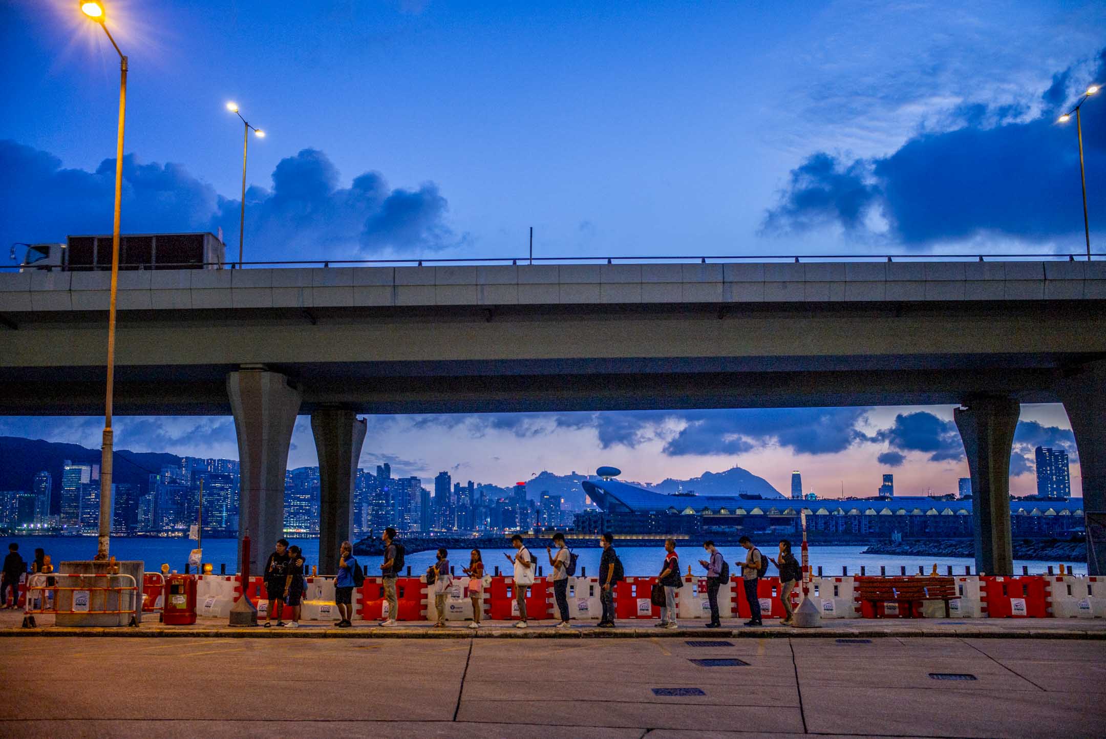 观塘巴士站,市民排队等候巴士。摄:林振东/端传媒