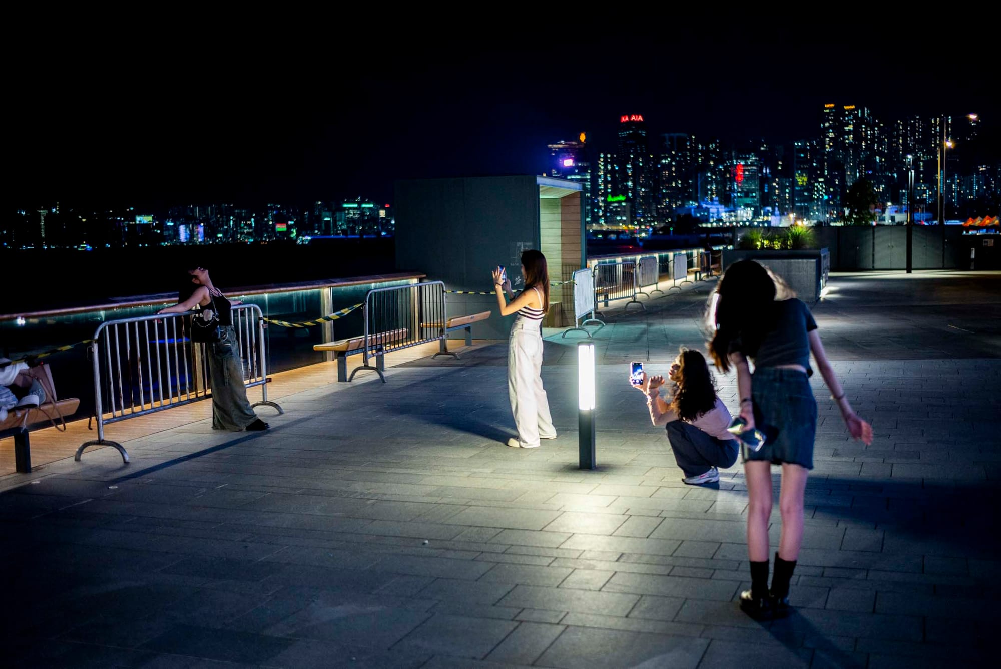 湾仔海滨公园,四位女士正在拍照。摄:林振东/端传媒