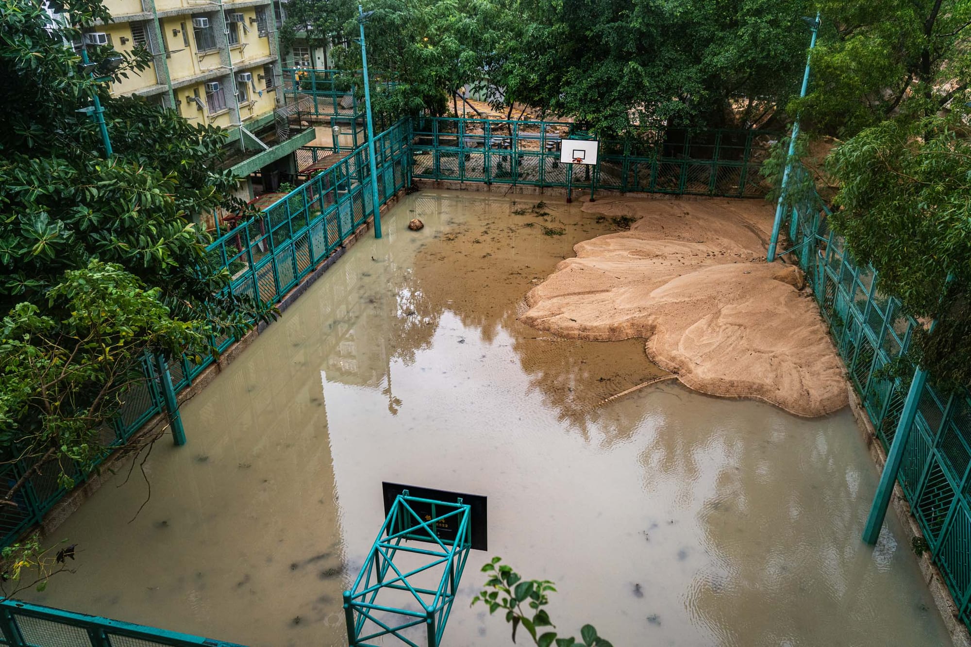 2023年9月8日,筲箕湾耀东邨发生山泥倾泻,大量山泥、石头倾泻涌入篮球场。摄:Ryan Lai/端传媒