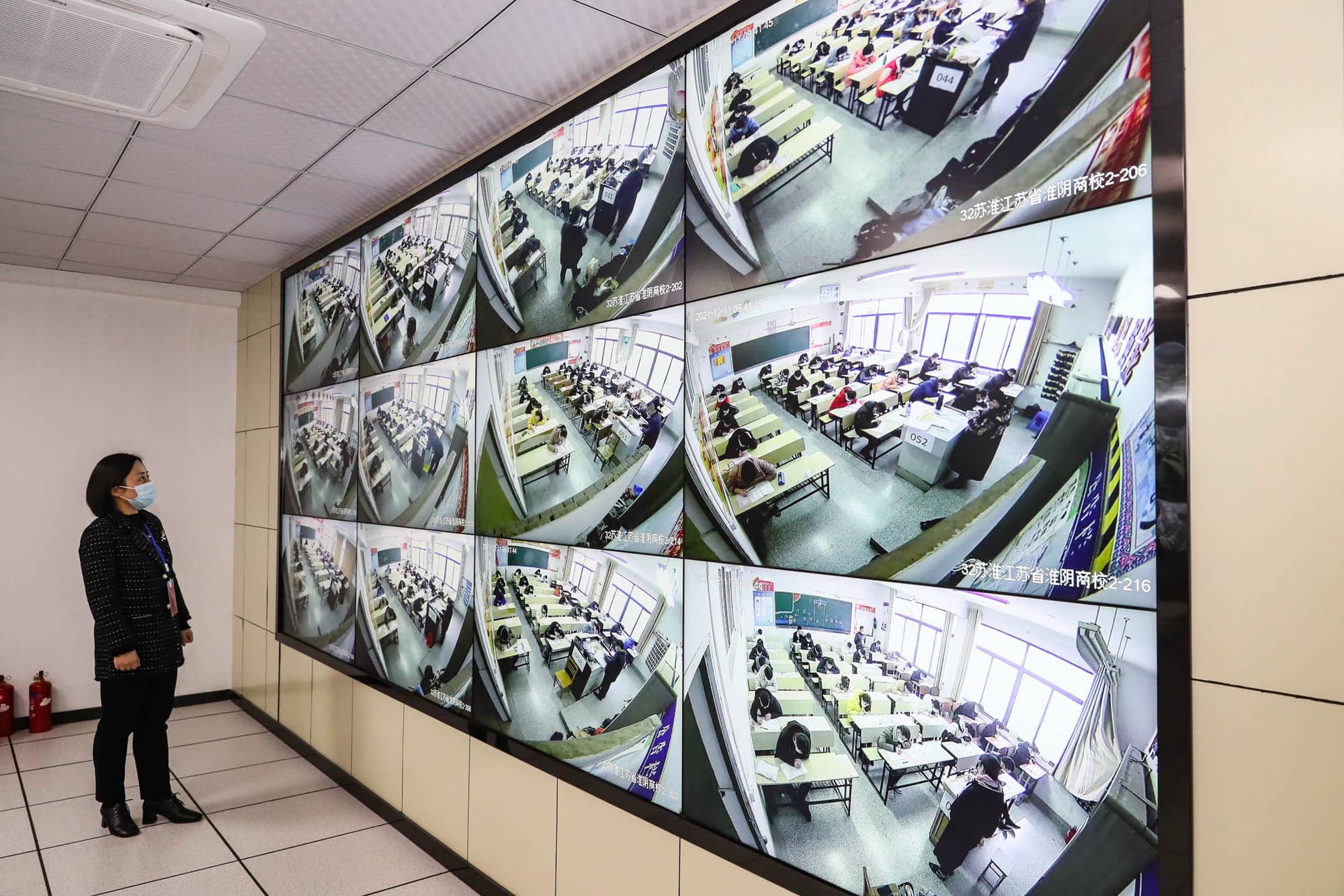 2021年12月11日,中国淮安,2022年江苏省公务员考试,工作人员观察著考场内的监视装置。摄:Zhao Qirui/VCG via Getty Images