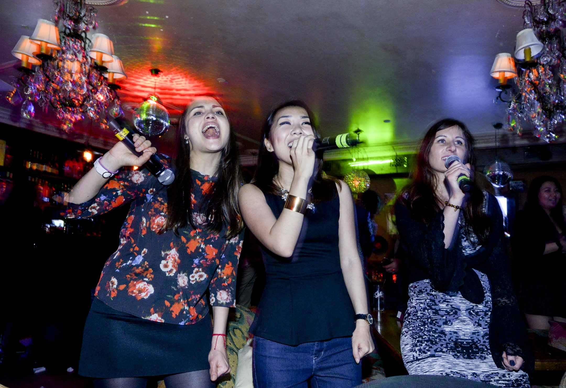 華盛頓一間酒吧顧客在卡拉 OK 之夜唱歌。攝:Molly Riley for the Washington Post