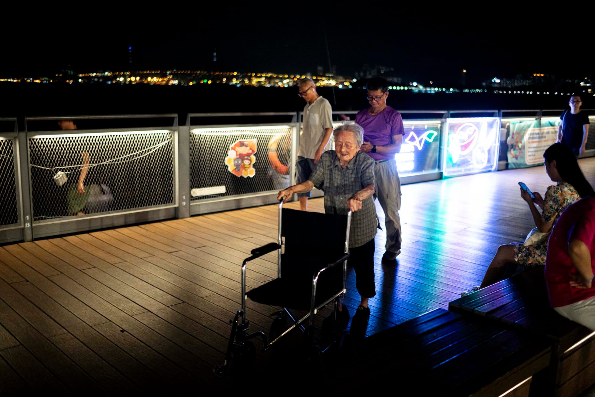 坚尼地城卑路乍湾海滨长廊,一名推著轮椅的长者。摄:林振东/端传媒