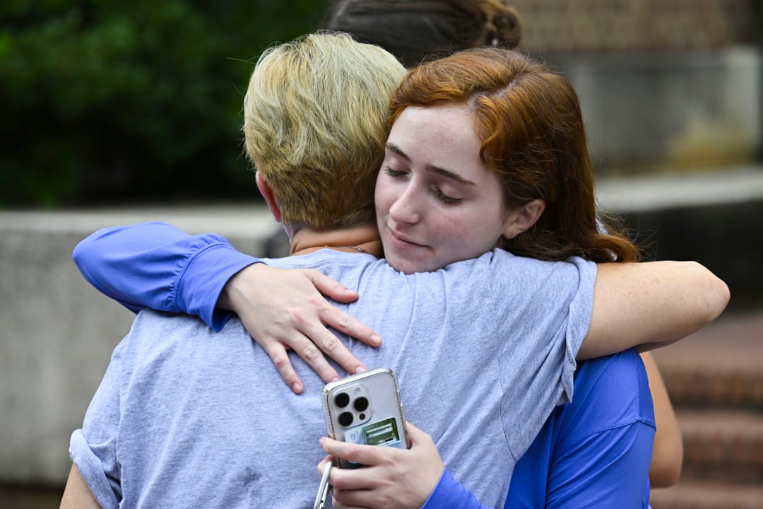 2023年8月29日,美国北卡罗来纳大学教堂山分校,应用物理科学系副教授严资杰被 34 岁的华裔博士生齐太磊枪杀,学生和校园社区感到震惊 。摄:Peter Zay/Anadolu Agency via Getty Images