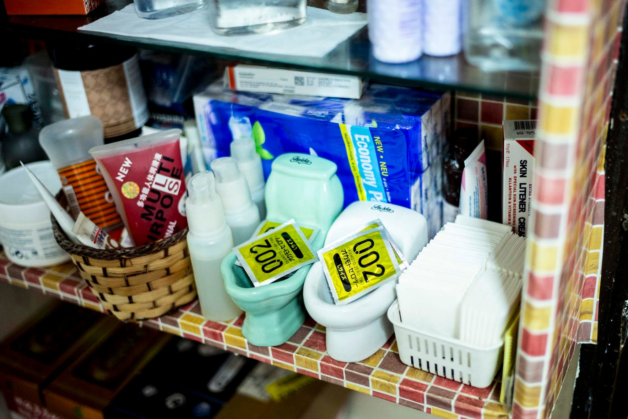 男性性工作者房间中的的一些性用品。 摄:林振东/端传媒