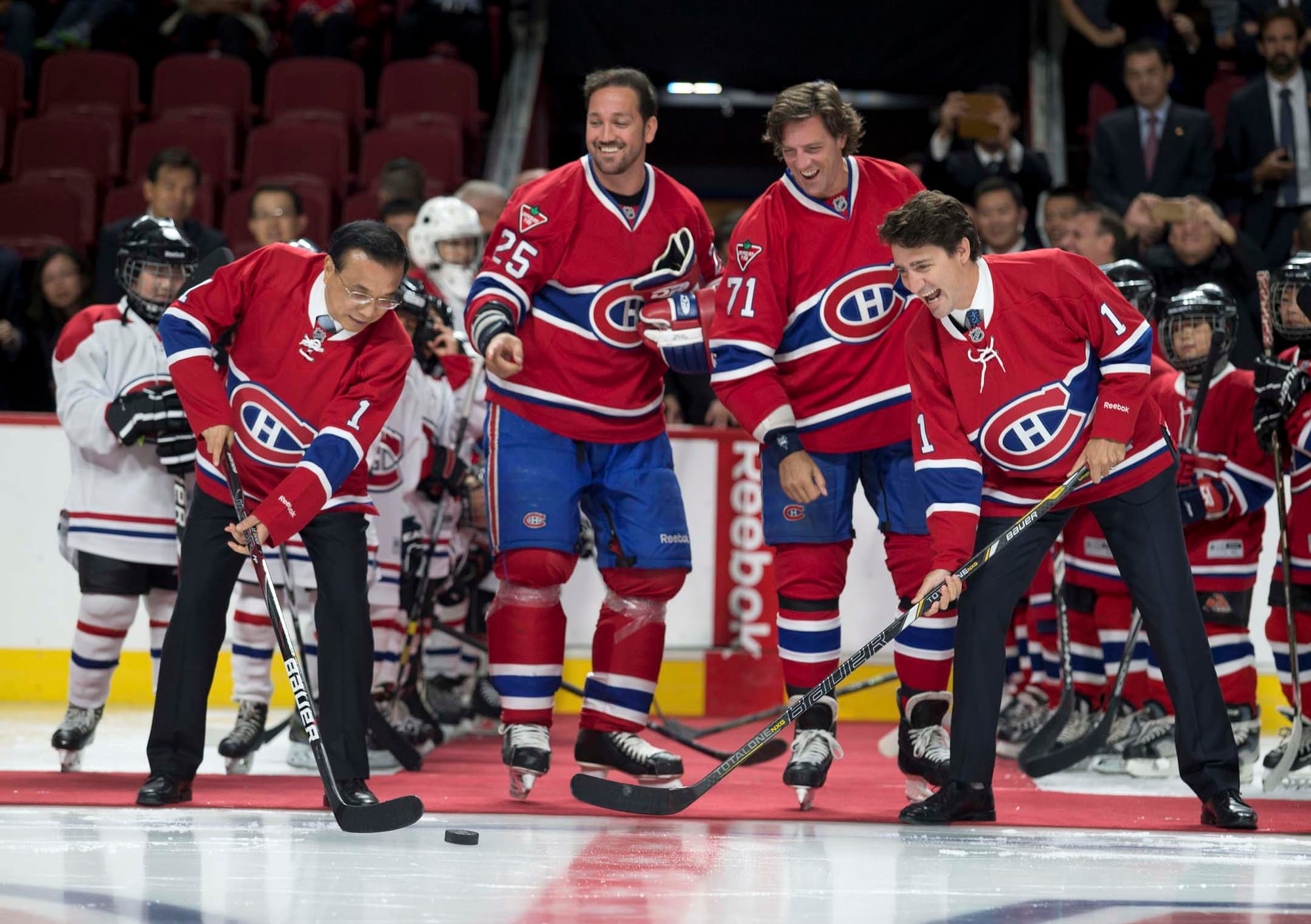 2016 年9月23日，中国国务院总理李克强与加拿大总理杜鲁多在加拿大蒙特利尔贝尔中心打冰上曲棍球。摄：Christinne Muschi/Reuters/达志影像