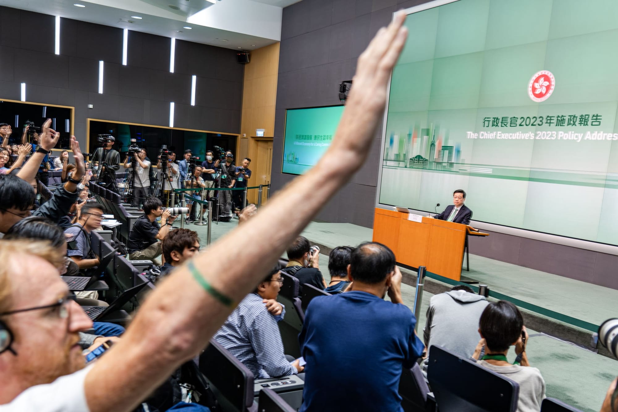 2023年10月25日,香港,特首李家超发表施政报告后见记者。摄:Ryan Lai/端传媒