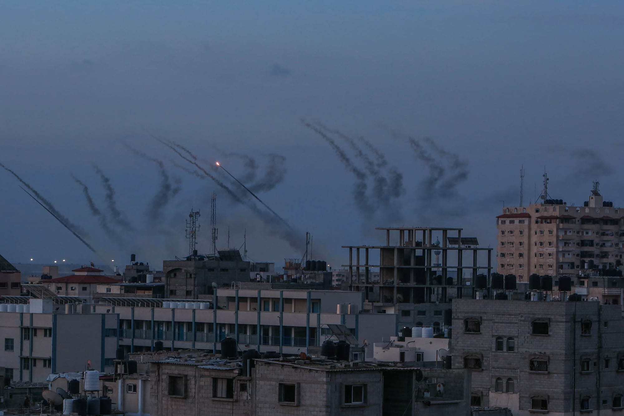 2023年10月7日，加薩加沙城的一次行動中，巴勒斯坦向以色列發射的炮彈。攝：Abed Rahim Khatib/Anadolu Agency via Getty Images