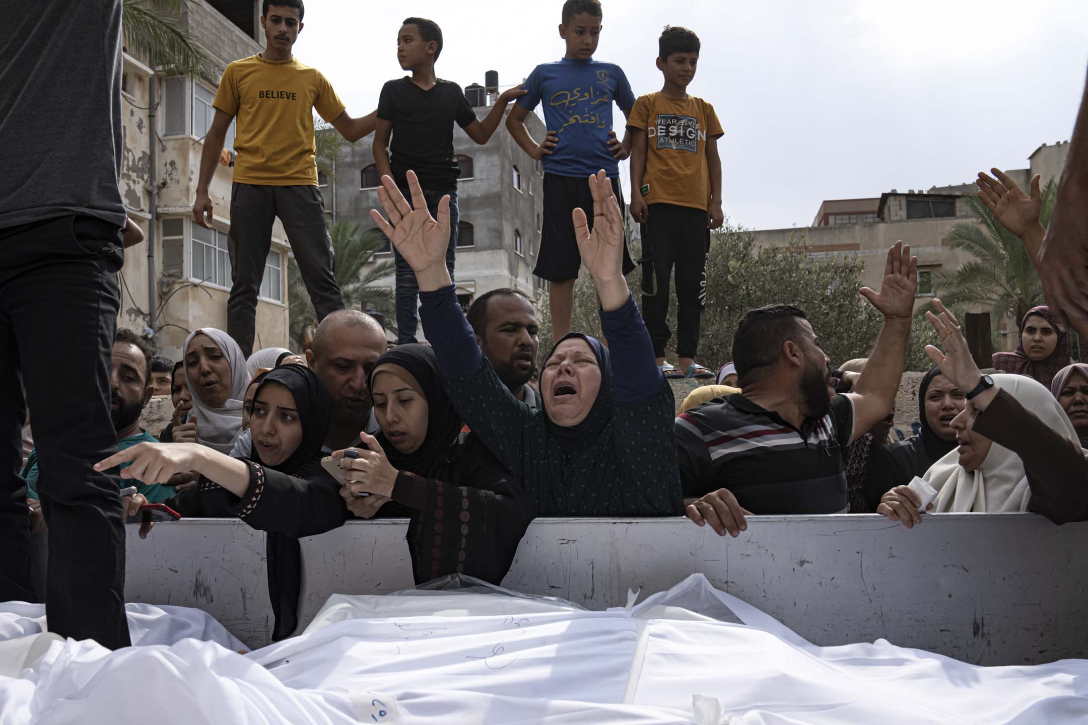2023年10月9日,以色列對加沙連環空襲後,遇難者的親屬哀悼死者。攝:Fatima Shbair/AP/達志影像