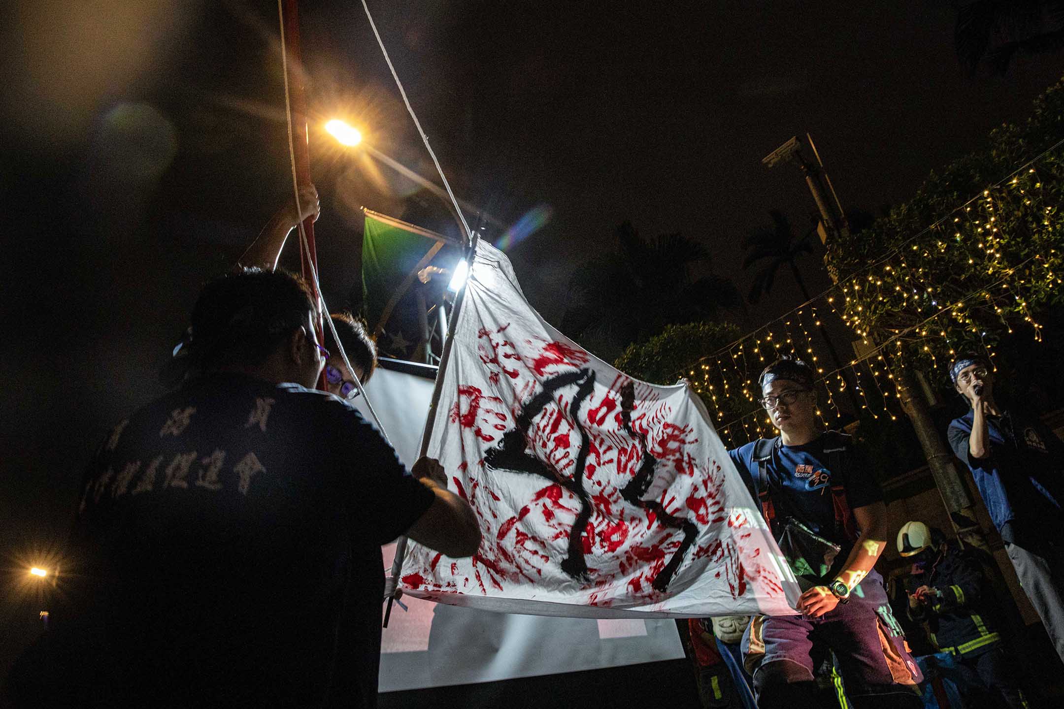 2023年10月9日，台北，消防员工作权益促进会举办国殇日晚会，悼念四位在屏东明扬工厂大火殉职的消防员。摄：陈焯𪸩/端传媒