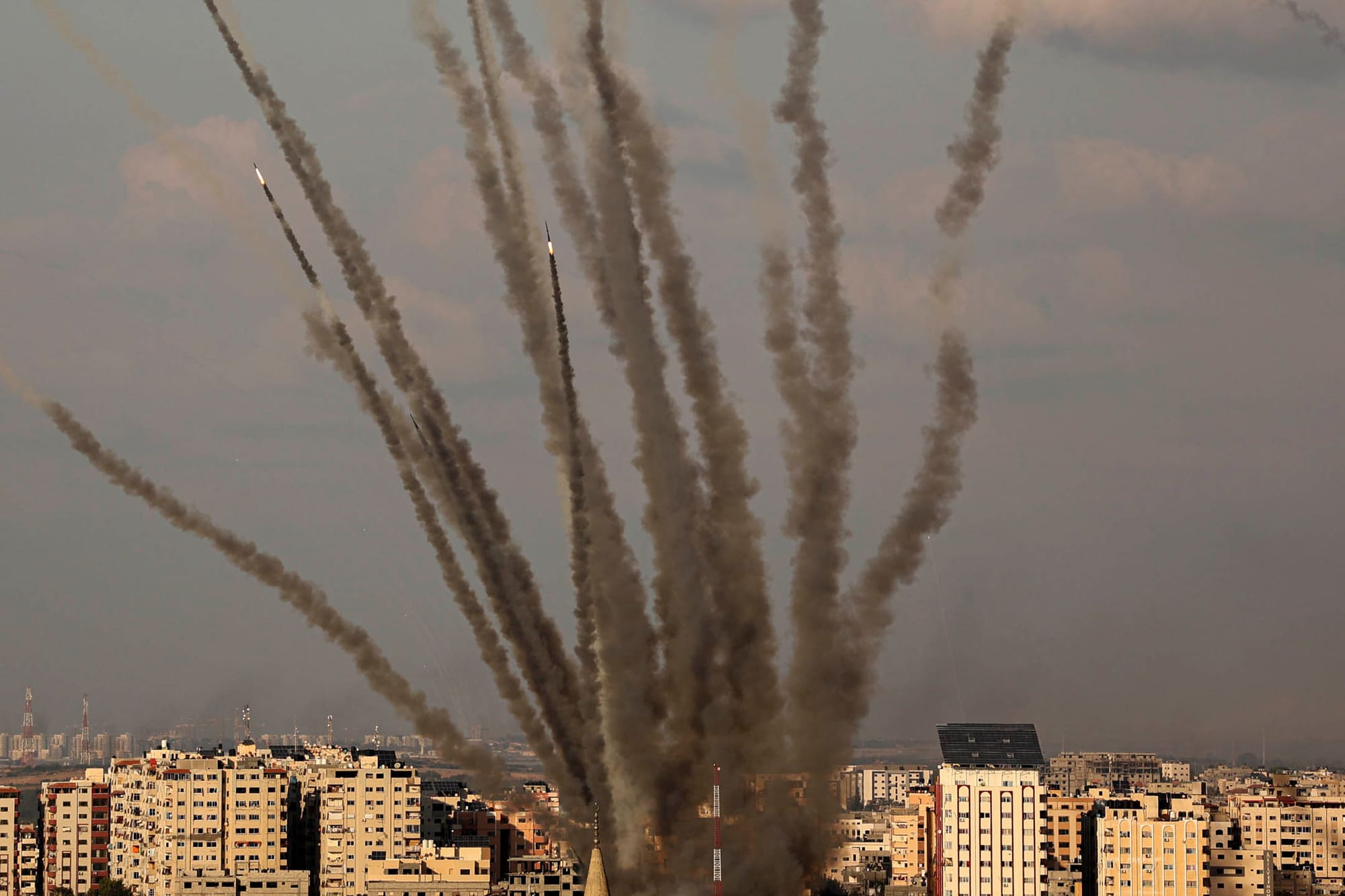 2023年10月7日,巴勒斯坦發射火箭報復以色列對加薩城的空襲。 攝:Ahmed Zakot/SOPA Images/LightRocket via Getty Images