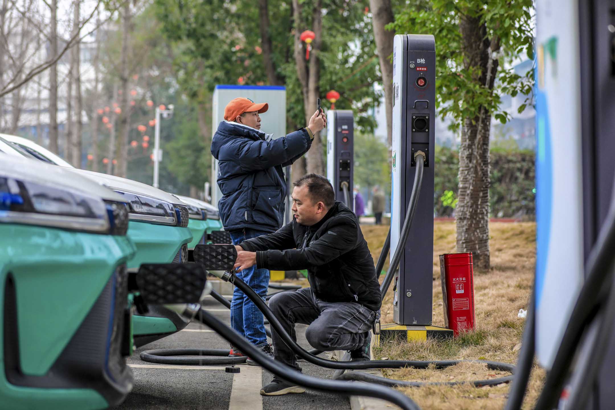 2023年2月7日，中國四川省宜賓市，一名司機在充電站為他的電動計程車充電。攝：Yan Yicheng/VCG via Getty Images