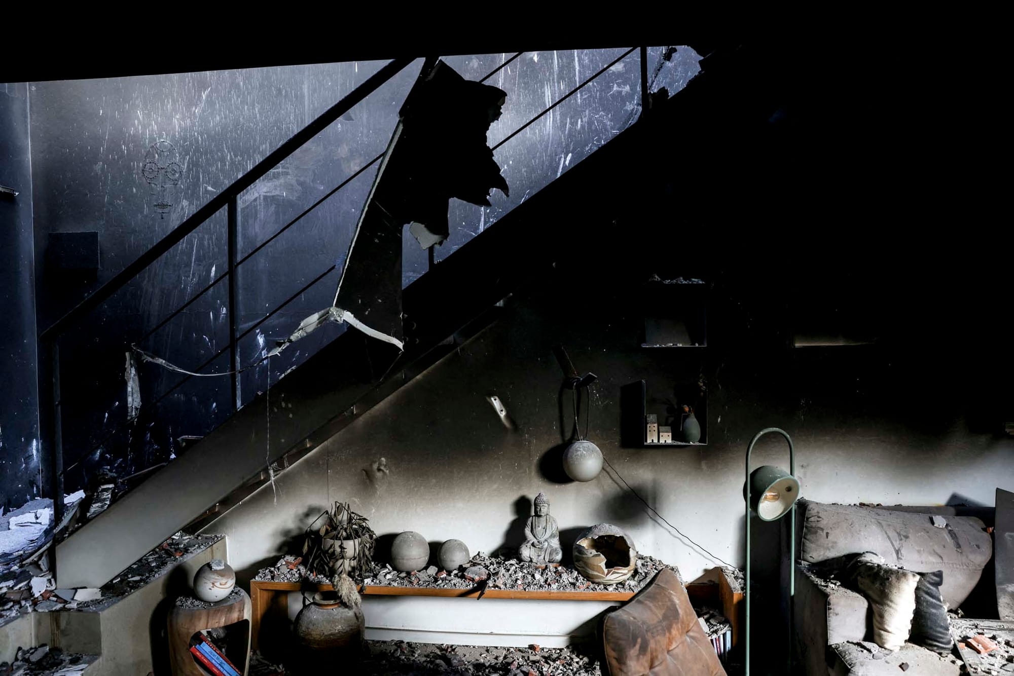 2023年10 月17日，以色列南部基布茲，哈馬斯槍手從加沙地帶進行突擊後，一個被襲擊後的住宅廢墟。攝：Ronen Zvulun/Reuters/達志影像